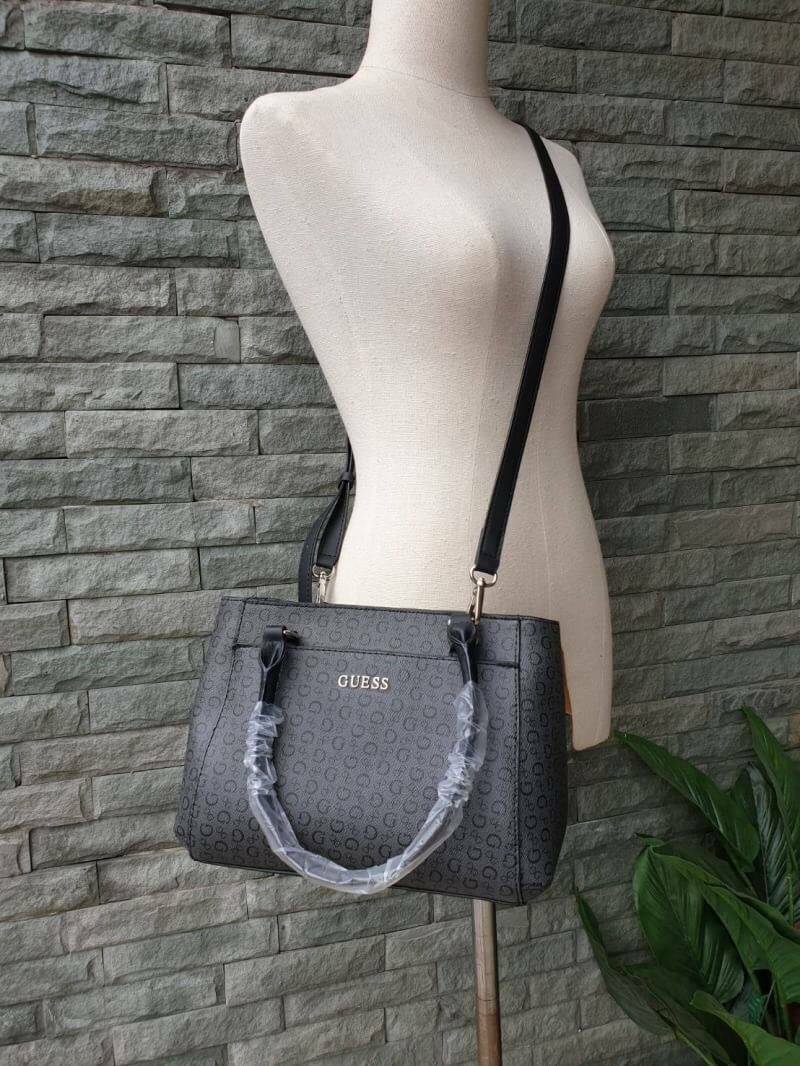 GUESS G LOGO PRINT TOTE BAG กระเป๋าถือหรือสะพายรุ่นใหม่ล่าสุดจาก GUESS FACTORY รุ่นยอดนิยม สวยอย่างมีสไตล์ สีสวยคลาสสิก รุ่นนี้มีการพิมพ์ลายโลโก้ รอบใบ หนัง faux-saffiano หนังคุณภาพดี ตั้งอยู่ทรง น้ำหนักเบา ประดับด้วยโลโก้แบรนด์อะไหล่เงิน สวยโดดเด่นที่กระ