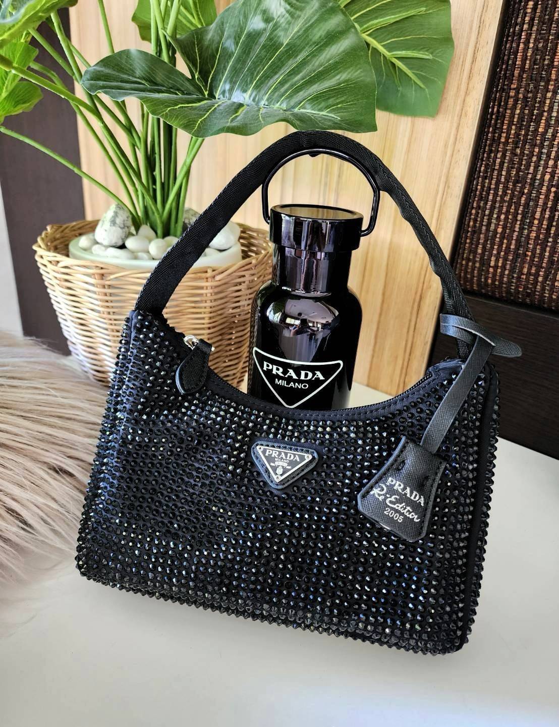 เซทสุดคุ้ม! ซื้อ1ได้ถึง3 PRADA CRYSTALS BAG WITH KEYCHAIN AND VACUUM BOTTLE VIP สวยหรูดูดี items นี้คุ้มมากๆได้ถึง3อย่างทั้งกระเป๋าสะพาย+พวงกุญแจ+กระบอกน้ำครบชุดไอเท็มแนะนำน่าใช้น่าสะสม