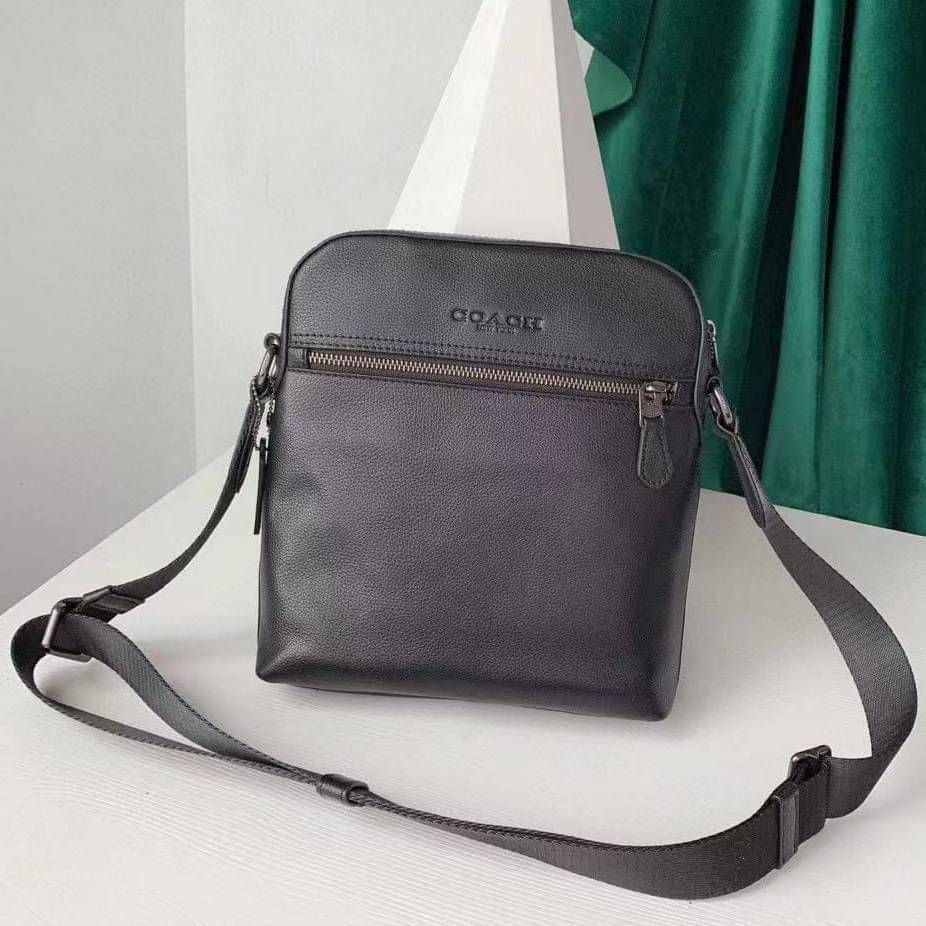 COACH HOUSTON FLIGHT BAG Calf Leather Black Smooth calf leather พร้อมส่งอีกครั้ง! กระเป๋าสะพายแบบครอสบอดี้ร์ของคุณผู้ชาย หนังแท้ ลายหนังสวย ด้านหน้ามีช่องซิปให้หนึ่งช่อง ช่องหลักกว้างใส่สัมภาระได้จุค่ะ พร้อมช่องเล็กใส่ของจุกจิกอีก3ช่องค่ะ สายสะพาย
