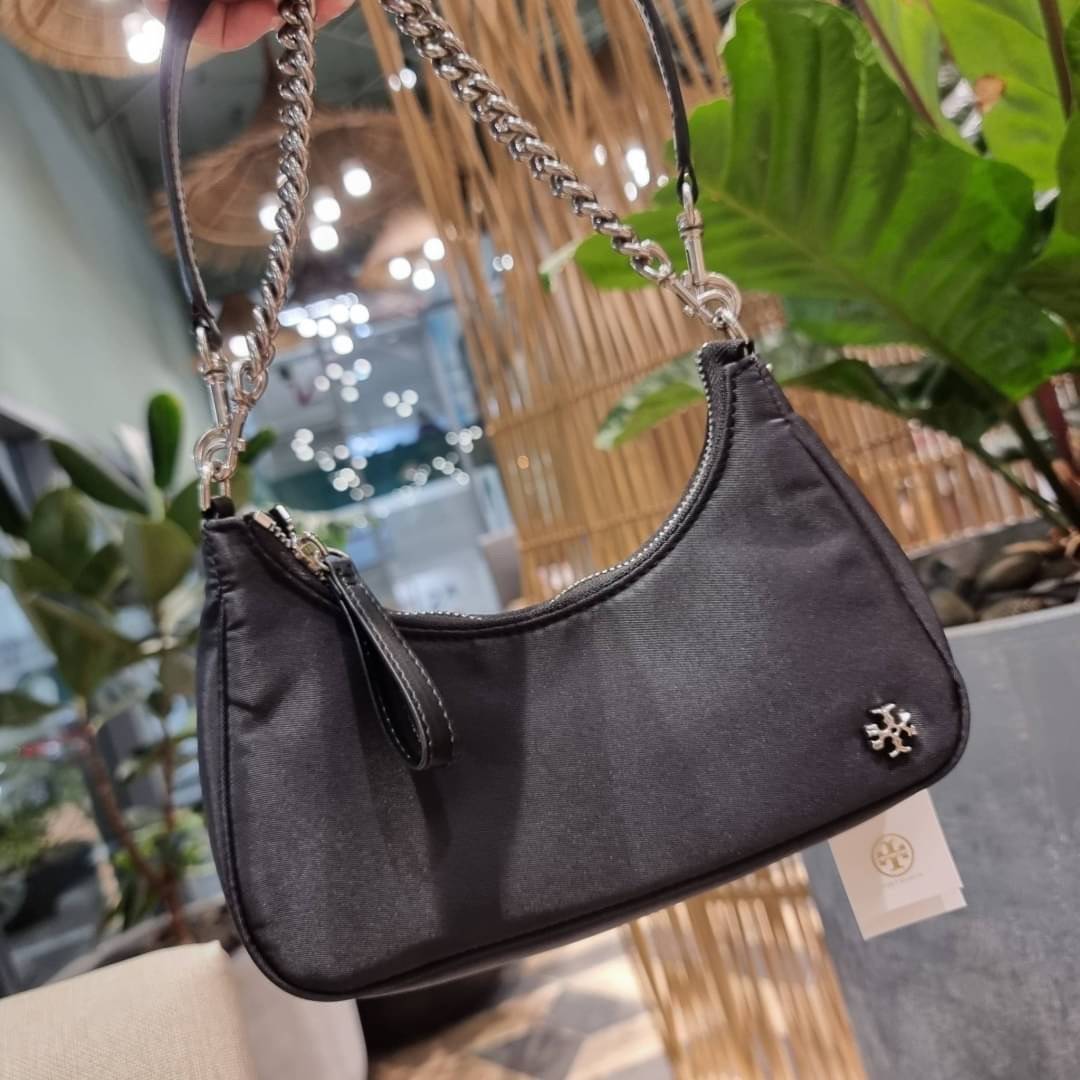 TORY BURCH MERCER NYLON SMALL SHOULDER BAG ใหม่ก่อนใคร!! กับคอลหวานๆ สดใสๆ กระเป๋าสะพายทรงโฮโบ ขนาดกะทัดรัด ฟังก์ชั่นการใช้งานจัดแบบเต็มที่ ด้วยสายสะพายถึง 3 เส้น สายโซ่คล้องแขน สายหนังแบบสั้นคล้องไหล่ และสายสปอร์ตเส้นใหญ่ ดูดี!! คุ่มแค่ไหนคิดดู!! วัสดุผ้