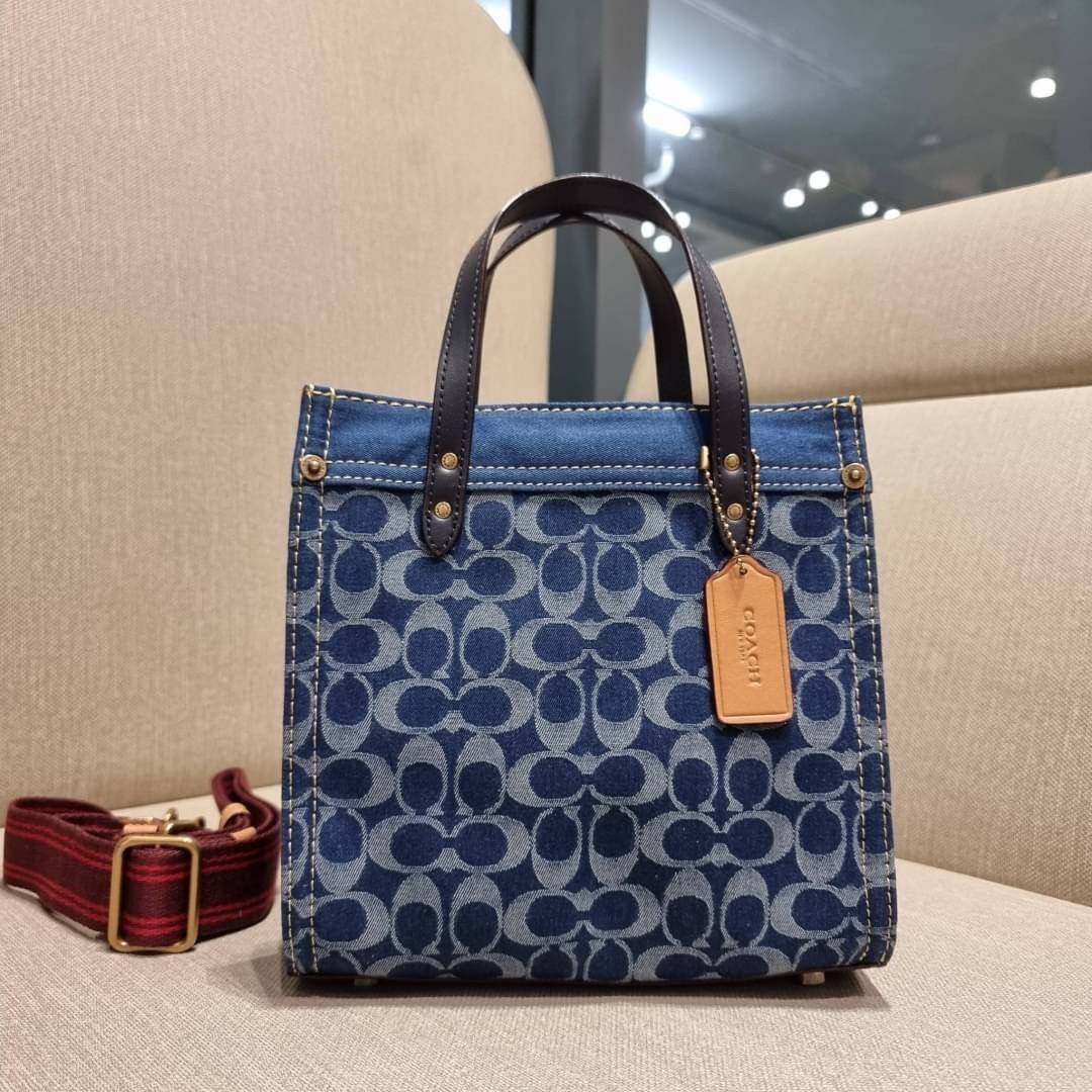 COACH CA580 FIELD TOTE 22 IN SIGNATURE DENIM คอลเลคชั่นสุดคลาสสิค ดีไซน์สวยหรูดูแพงในไอเท็มเดียว กระเป๋าทรงโท้ท ไซส์กำลังสวย น่าใช้ ชิคๆคูลๆมาก ฟังก์ชั่นการใช้งานสะดวกที่สุด มีทั้งสายคล้องแขนในตัว และสายครอสบอดี้แบบสปอร์ตเส้นใหญ่ วัสดุผ้าเดนิมตกแต่งลวดลาย