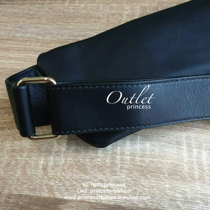 GUESS URBAN SPORT SAVOY BLACK BELT BAG กระเป๋าหนังเรียบสวยคาดเอว/อก ทรงสปอร์ตสีดำ ด้านหน้าและด้านในติดโลโก้แบรนด์สีทอง เปิดปิดด้วยซิป มี 1 ช่องซิปหน้า ภายในกระเป๋าโล่งกว้าง มีอีกหนึ่งช่องซิปเล็ก สามารถใส่มือถือได้ทุกรุ่น จุของได้เยอะ รับรองถูกใจสาวๆแน่นอน