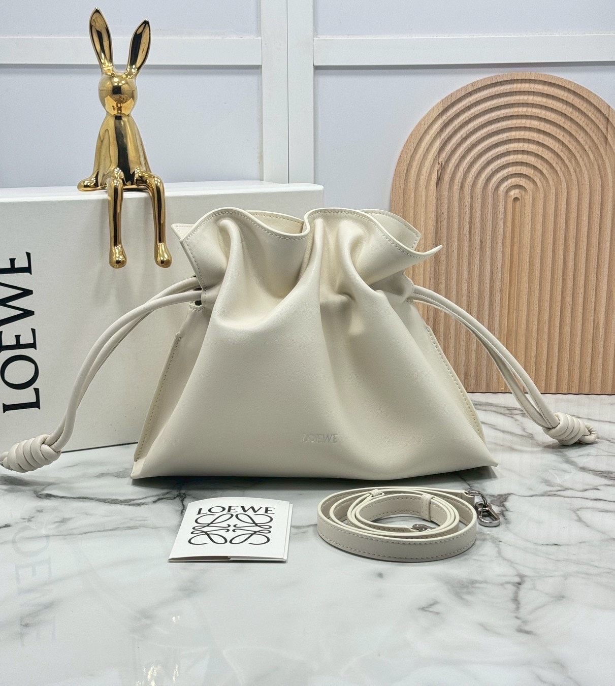 ORI หนังแท้ | Medium Loewe Flamenco clutch in nappa leather 30cm กระเป๋าสะพายทรงคลัชดีไซน์รูดเชือก เรียบหรูดูแพง เรียบง่ายใช้งานสะดวก หนังแนปป้าให้สัมผัสนุ่มสบายผิว มาพร้อมสายสะพายร้อยห่วงหรูหรา