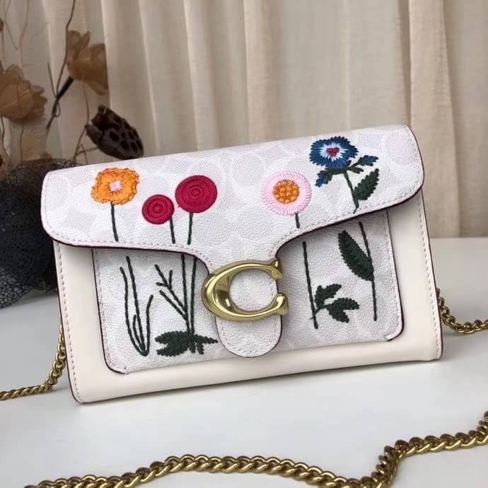 COACH Tabby Chain Clutch In Signature Canvas With Floral Embroidery C806 กระเป๋าสะพายข้าง หรือถือแบบคลัทเก๋ๆออกงานได้เลยค่ะ วัสดุหนังแท้ หนังนิ่มมือ บอกเลยต้องหลงรักแน่ๆค่ะ💕 คอลเลคชั่นปังๆ มาพร้อมเสิร์ฟจ้า ดีไซน์ปักลายดอกไม้ สีสันสดใส เปิดปิดกระเป