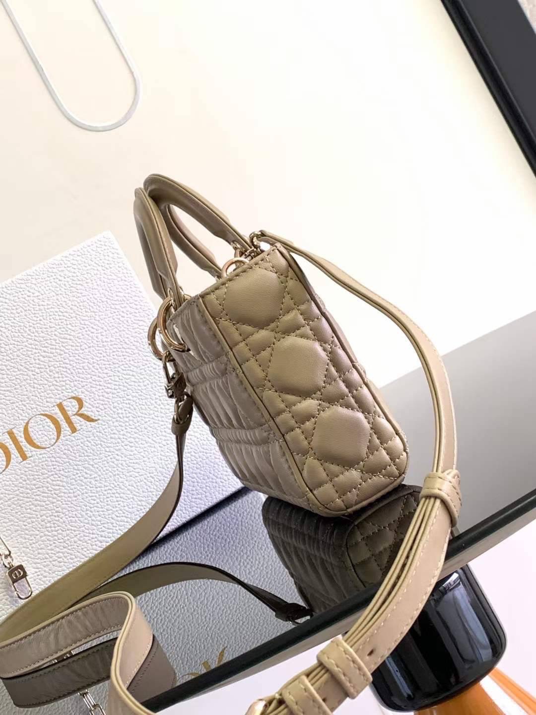 DIOR Medium Lady D-Joy Bag / LADYDIOR กระเป๋าสะพายสง่างามเหนือกาลเวลา เกรดท็อปออริ สลับแท้ 1:1
