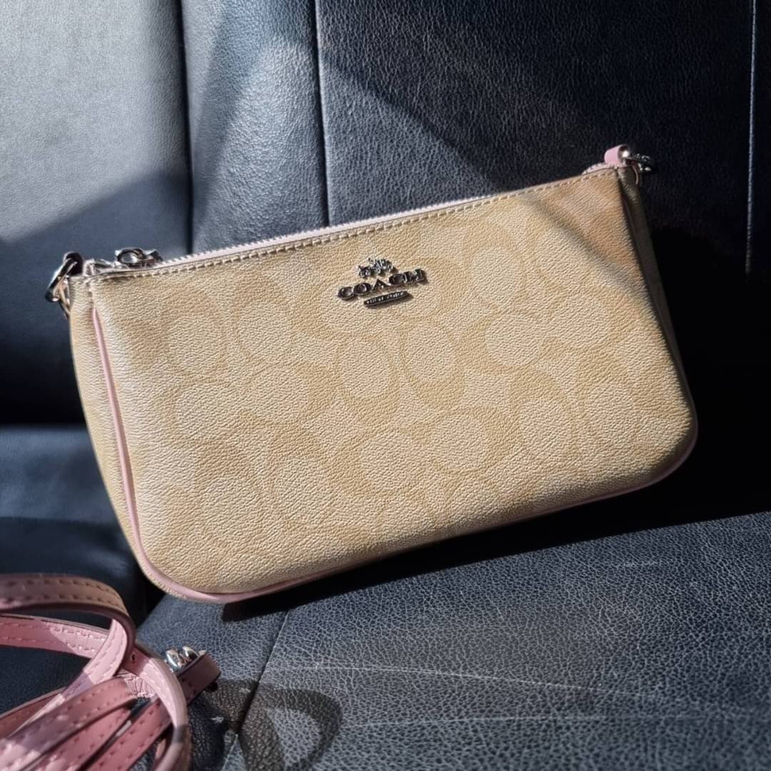 COACH F58321 TOP HANDLE POUCH อีกรุ่นฆ่าไม่ตาย!! 😎 ขายดีขายหมด ขายรวยขายปังๆ!! กระเป๋าพอชจากโค้ช ทรงใช้งานง่าย สะดวก กะทัดรัด วัสดุหนังแคนวาสเคลือบคุณภาพดี มาพร้อมสายคล้องในตัว และสายสะพาย crossbody ปรับเปลี่ยนได้ตามสไตล์ อีกหนึ่งไอเท็มที่สาวๆต้อง