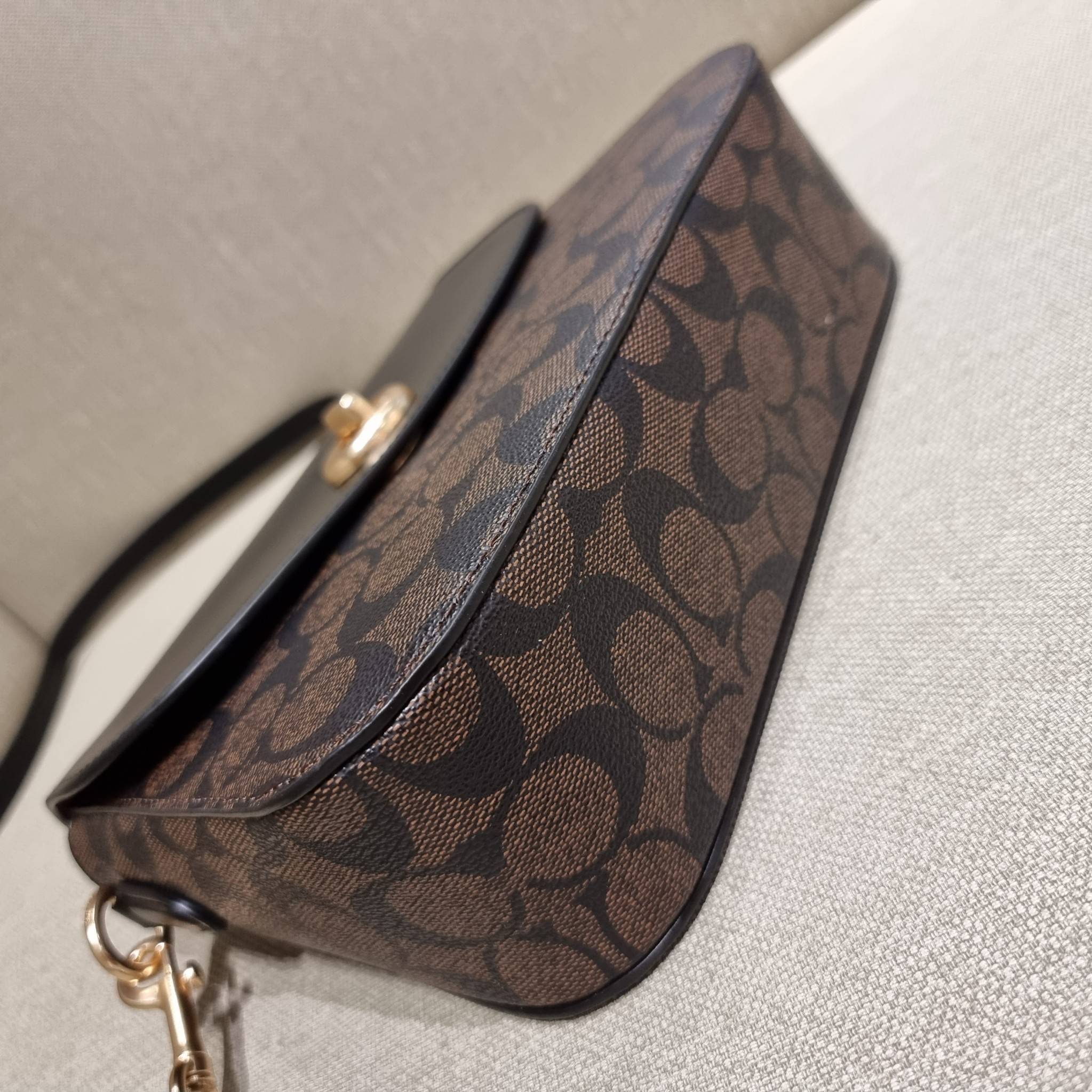 COACH C1765 MARLIE TOP HANDLE SATCHEL IN SIGNATURE CANVAS กระเป๋าถือ/สะพายข้าง มีดีไซน์ยูนีค โดดเด่น ตกแต่งโลโก้ด้านข้างอะไหล่ทอง สวยคลาสสิคด้วยวัสดุแคนวาสสลับหนังแท้ เปิด-ปิดด้วยตัวล็อคแน่นหนา ภายในเป็นช่องโล่ง ใส่ของได้ครบครัน มาพร้อมหูจับในตัวและสายสะพ