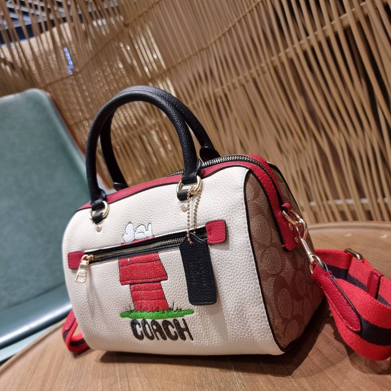 LIMITED EDITION💥 🌈สวย+คุณภาพ สินค้าต้องมีค่า Coach X Peanuts Rowan Satchel With Snoopy ((C6164)) พร้อมส่งที่ไทย ใหม่ล่าสุด ห้ามพลาดค่าา! สวยกันให้สุด กับกระเป๋าทรงหมอน ขนาดกลางกำลังดี หนังแท้นิ่ม ลายหนังสวยงามมากๆค่ะ 🔺ด้านหน้ามีโลโ