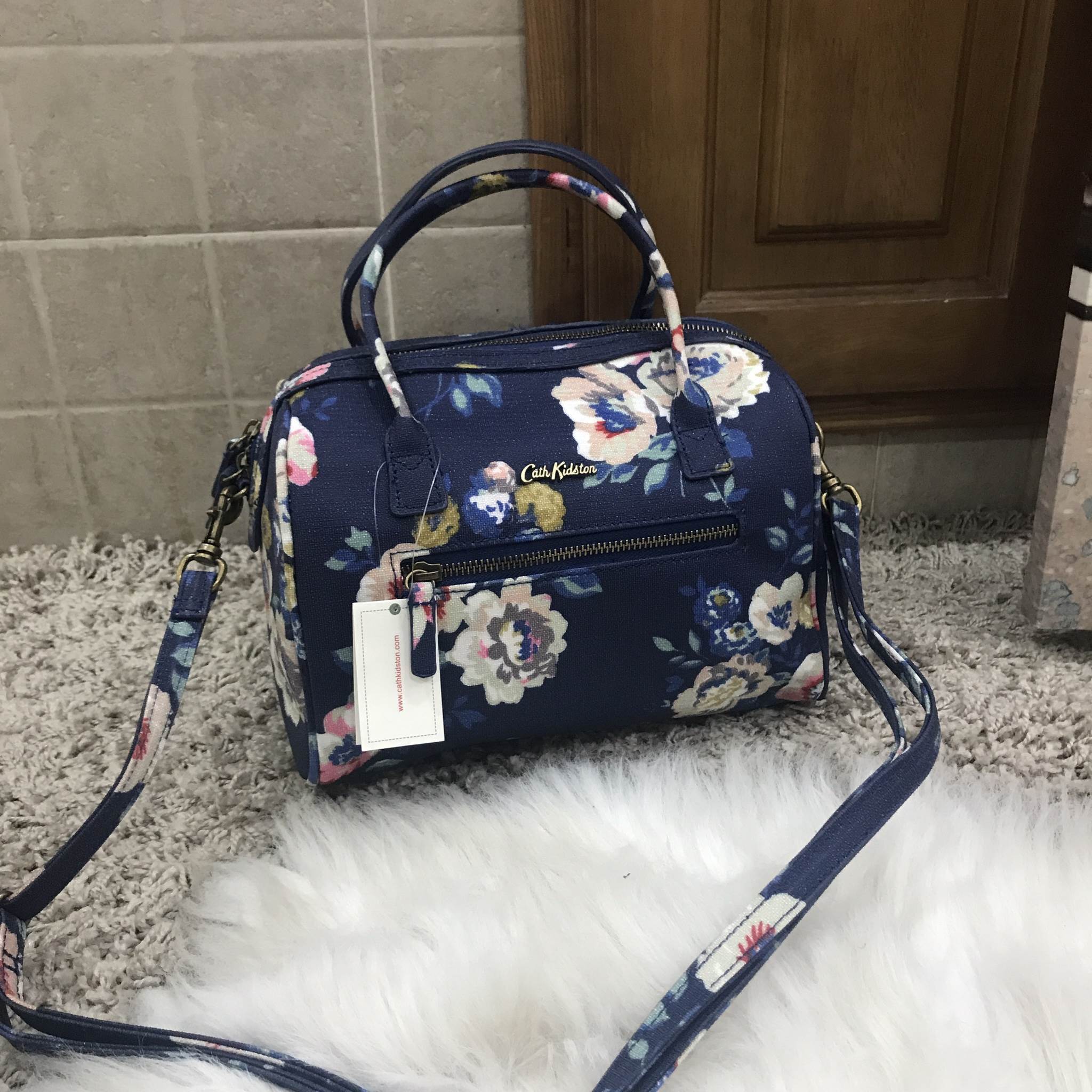 Cath Kidston bowling bag กรี้ดกับความน่ารักของกระเป๋าแบรนด์นี้ค่ะ กระเป๋าทรง bowling bag จาก cath kidston ชนช้อป ค่ะ ขนาดกลางจุของ ทั้งกระเป๋าสตางค์ กระเป๋าเครื่องสำอางค์ เปิดปิดด้วยซิป มีมาครบสามลายแล้วค่ะ นี้หนังแข็งเป็นทรงไม่ย้วย ใช้งานง่าย แนะนำมากๆเล