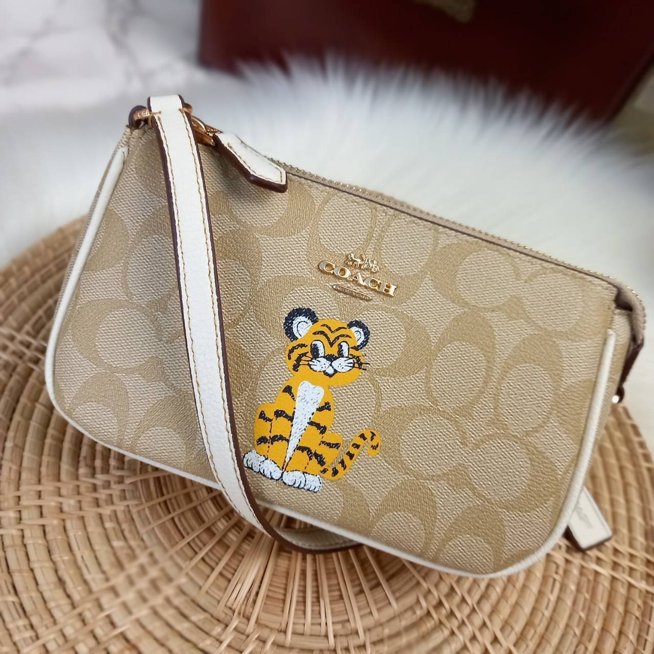 COACH NOLITA 19 IN SIGNATURE CANVAS WITH TIGER (C7699) 😻กระเป๋าถือ กระเป๋าสะพายทรงพอชเล็ก ปรับเป็นคล้องมือได้ รุ่นนี้ บอกเลยว่าใช้ง่ายสะพายคล่องมากๆ// จะสะพายไหล่ หรือปรับเปลี่ยนมาเป็นแบบคล้องมือเก๋ๆก็ยังได้ เพียงแค่ถอดตะขอมารวมกันไว้ที่หูกระเป๋าข