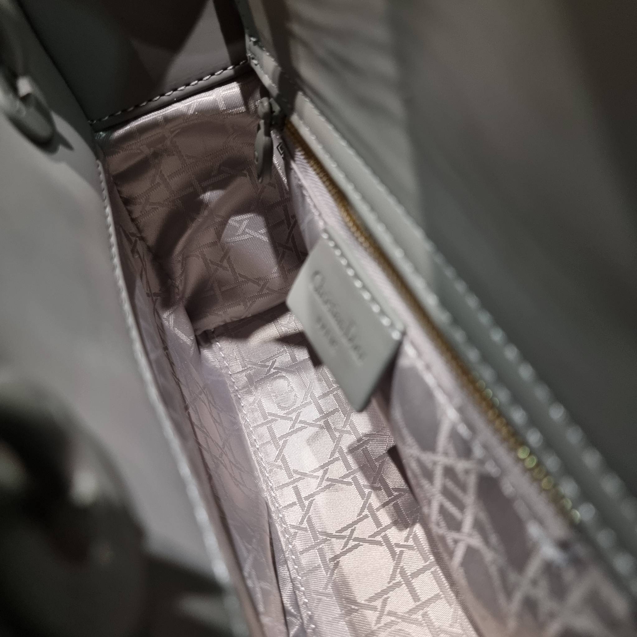 SMALL LADY DIOR MY ABCDIOR BAG Ultramatte Cannage Calfskin / CD LADY ULTRAMATTE BAG พร้อมส่ง กระเป๋าสะพายข้าง ดีไซน์เรียบง่าย แต่แฝงไปด้วยความหรูหรา ทรงกล่องคลาสสิค โดดเด่นด้วยพวงกุญแจอะไหล่สีเดียวกับตัวกระเป๋า ผิวแมทท์ ลายเส้นซ้อนทับสวยงาม