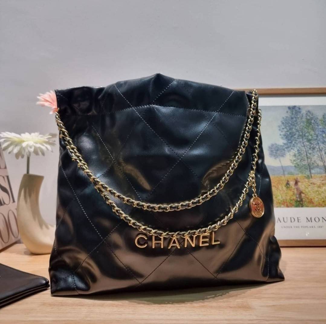 Chanel 22 bag เกินต้านที่สุดกับไอเท็มนี้ ที่สาวๆหรือใครๆก็ต้องมีแล้ว!! แค่เห็นก็หลงรัก กระเป๋าทรงสวย ดีเทลเรียบแต่มีความหรูแอบซ่อนอยู่ ด้วยดีไซน์สายสะพายโซ่สีทอง และโลโก้อันโดดเด่น ดีงามน่าหลงใหลมาก