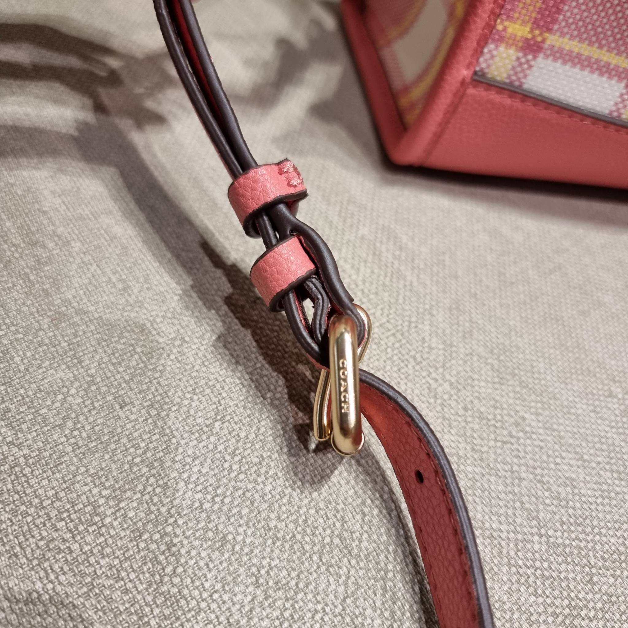 COACH C8198 DEMPSEY TOTE 22 WITH GARDEN PLAID PRINT AND COACH PATCH คอลใหม่สุดคิ้วท์ หวานๆใสๆ น่ารักชะมัด!! ดีไซน์ลายสก็อต เหมาะกับฟีลลิ่งปิคนิคเป็นที่สุด กระเป๋าทรงโท้ท ไซส์กำลังสวย ฟังก์ชั่นการใช้งานก็สะดวกที่สุด มีทั้งสายคล้องในตัว และสายครอสบอดี้ วัสด