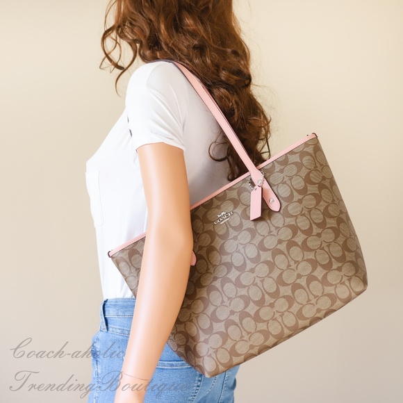 OUTLET 】COACH F58292 CITY ZIP TOTE IN SIGNATURE 16" รุ่นขายดี!! ไซส์ใหญ่ สีสวยมาให้แบบจัดเต็ม!! กระเป๋าถือทรงโท้ทใบใหญ่ สวยน่าใช้ทุกสี สะพายคล้องไหล่ได้เก๋ๆ จุของแน่นๆไปเลยจ้า!! วัสดุหนังแคนวาสคุณภาพ ปากกระเป๋าเปิด-ปิดด้วยซิป กันของหล่นได้ ถือไปไหนก็