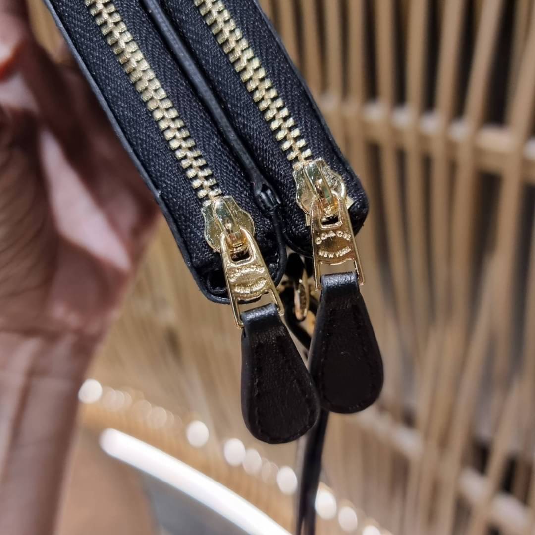 COACH F54057 DOUBLE ZIP WALLET IN SIGNATURE กระเป๋าคล้องมือ size L ใบนี้ใส่มือถือได้ทุกรุ่น ขนาดกำลังดี พกพาสะดวกมากๆ วัสดุหนังสังเคราะห์ ภายในเป็นผ้าสีสวยคม ใส่ธนบัตร ใส่บัตรได้เยอะ ใส่มือถือได้สบายๆทุกรุ่น ตอบโจทย์สาวๆที่ไม่ชอบพกเยอะวุ่นวายจ้า ใบนี้เอาอ