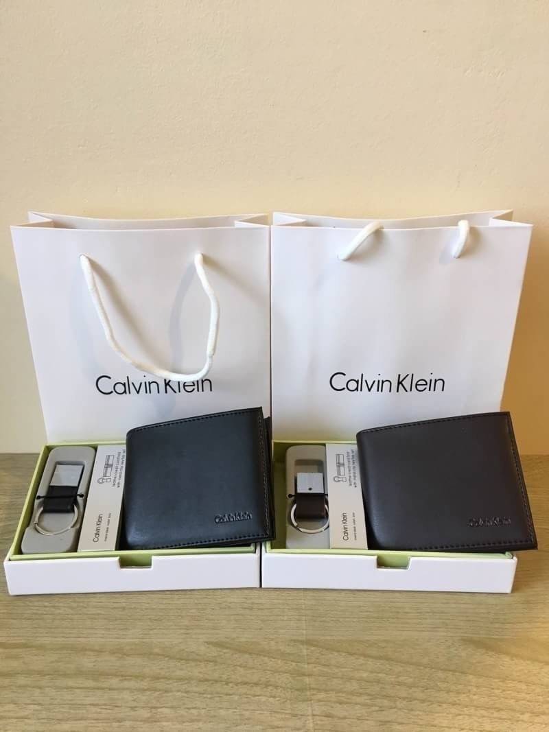 Calvin Klein leather credit card fold with metal clip key fob set กระเป๋าสตางค์ใบสั้น และ ที่ใส่บัตรย่อย และพวงกุญแจ set สุดคุ้มมอบให้เป็นของขวัญหรือใช้เองก็แนะนำค่ะ set นี้มาเท่าไรก็หมดคะ รีบจับจองนะคะ มาพร้อมถุงกระดาษแบรนด์ด้วยนะคะ