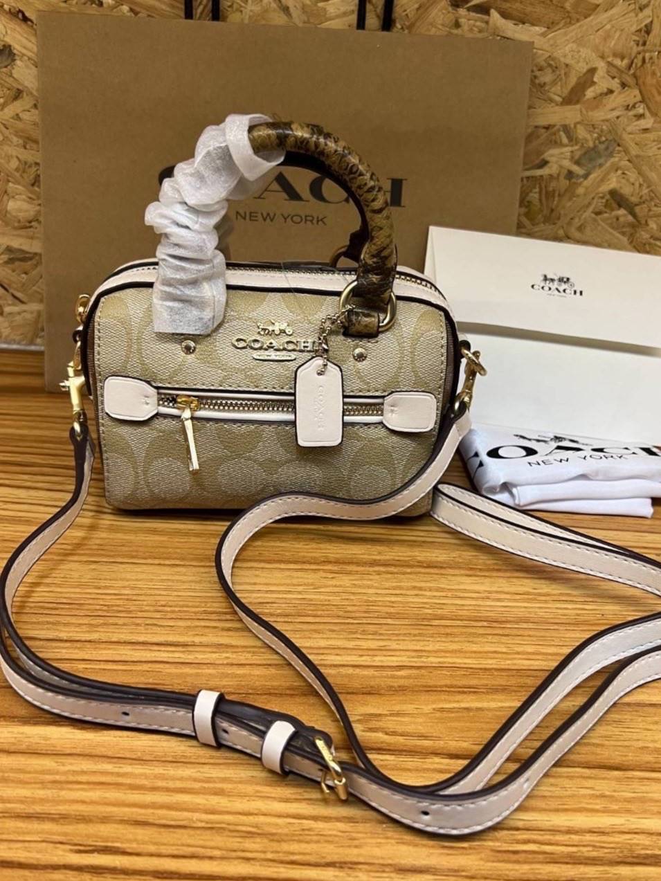จิ๋วแต่แจ๋วไปเลยค่าา😘 COACH MICRO ROWAN CROSSBODY ((2300)) MINI พร้อมส่ง! บอกเลยสาวๆห้ามพลาด ใบจริงสวยมากๆค่ะ! กระเป๋าขนาดมินิๆ หนังCanvas ผสมหนังบายหูตรงหูหิ้วได้ลงตัวสวยวามมากๆเลยค่ะ//ด้านหน้ามีช่องซิปเล็กใส่เหรียญ เปิดปิดช่องหลักแบบซิป ภายในใส่