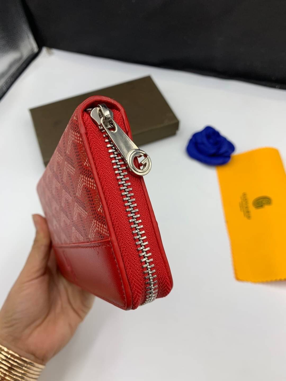 VIP GIFT 】GOYARD round zipper Matignon Long Wallet กระเป๋าสตางค์ซิปรอบใบยาว พร้อมส่ง 6 สี เหมาะกับการใช้งานทุกรูปแบบ นอกจากเพิ่มความมั่นใจแล้ว ยังทำให้ชีวิตของเราง่ายขึ้นอีกด้วย โดยการเปิดปิดแบบซิปรอบ สามารถใส่ธนบัตร เหรียญ บัตรต่างๆได้หลายใบเลยทีเดียว ขน