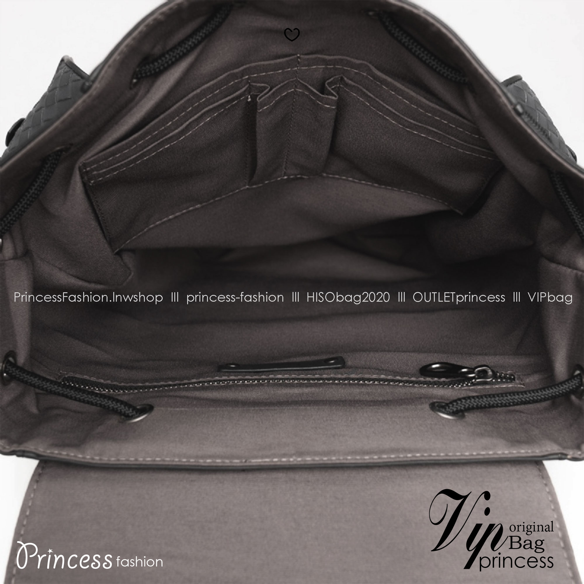 Bottega Veneta Shadow Signature Flap Backpack กระเป๋าเป้ โดดเด่นด้วยงานสานตารางสวยคลาสสิคเรียบหรูเป็นเอกลักษณ์ ดีไซน์เรียบง่าย แต่ดูแพง กิมมิคที่ใครๆก็อยากเป็นเจ้าของ