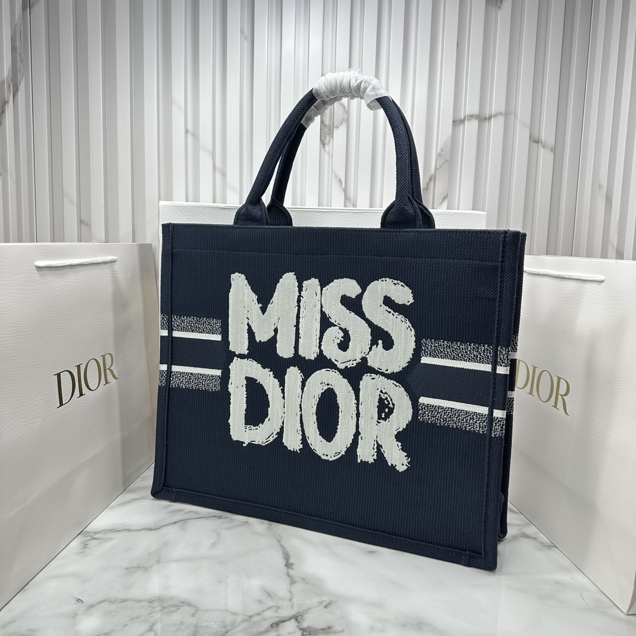 ORI หนังแท้ | Dior BookTote Blue Miss Dior Embroidery Tote Bag กระเป๋าทรงโท้ทคอลใหม่ โทนดำคลาสสิก สวยงามและหรูหรา
