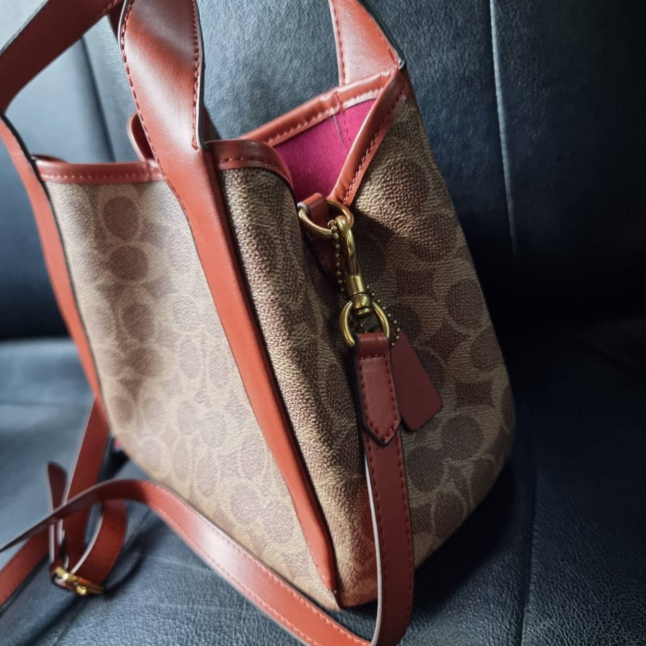 COACH 79251 HADLEY HOBO 21 IN SIGNATURE CANVAS ไอเท็มยอดนิยม คลาสสิคในทุกโอกาส กระเป๋าทรงโฮโบ ทรงสวยใช้งานได้ทุกลุค แมชท์ง่ายกับทุกสไตล์ วัสดุหนังแคนวาส ดีไซน์เอกลักษณ์ เปิด-ปิดด้วยกระดุมแม่เหล็ก มีตะขอล็อคที่ปากกระเป๋าเพื่อปรับทรงใช้งานได้ ภายในโล่งกว้าง