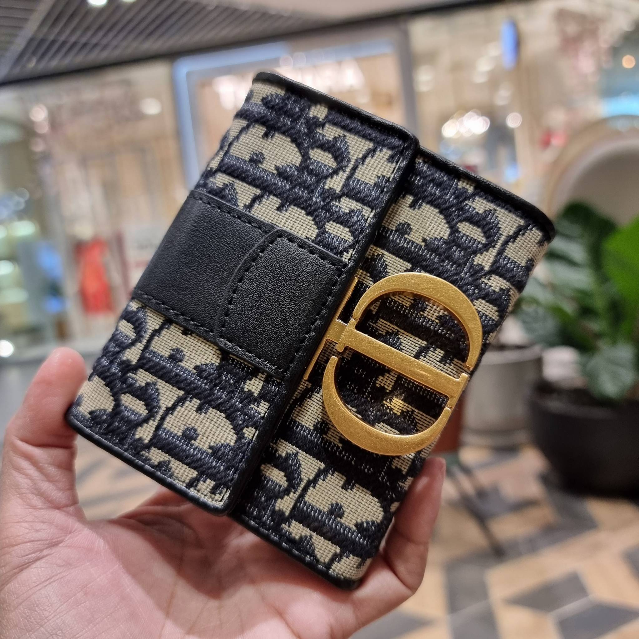 VIP 】CD TRIFOLD WALLET WITH GWP ที่สุดของความคลาสสิค กระเป๋าสตางค์ใบสั้นแบบพับ พรีเมี่ยมกิ๊ฟจากเคาน์เตอร์ วัสดุผ้าแคนวาสปักลาย สลับหนังแท้ภายใน โลโก้สีทองเหลือง สวยวินเทจ โดดเด่นเป็นเอกลักษณ์ ภายในมีช่องใส่บัตร ใส่ธนบัตร ใส่เหรียญได้ คัดมาให้แบบปังๆ ต้องจ