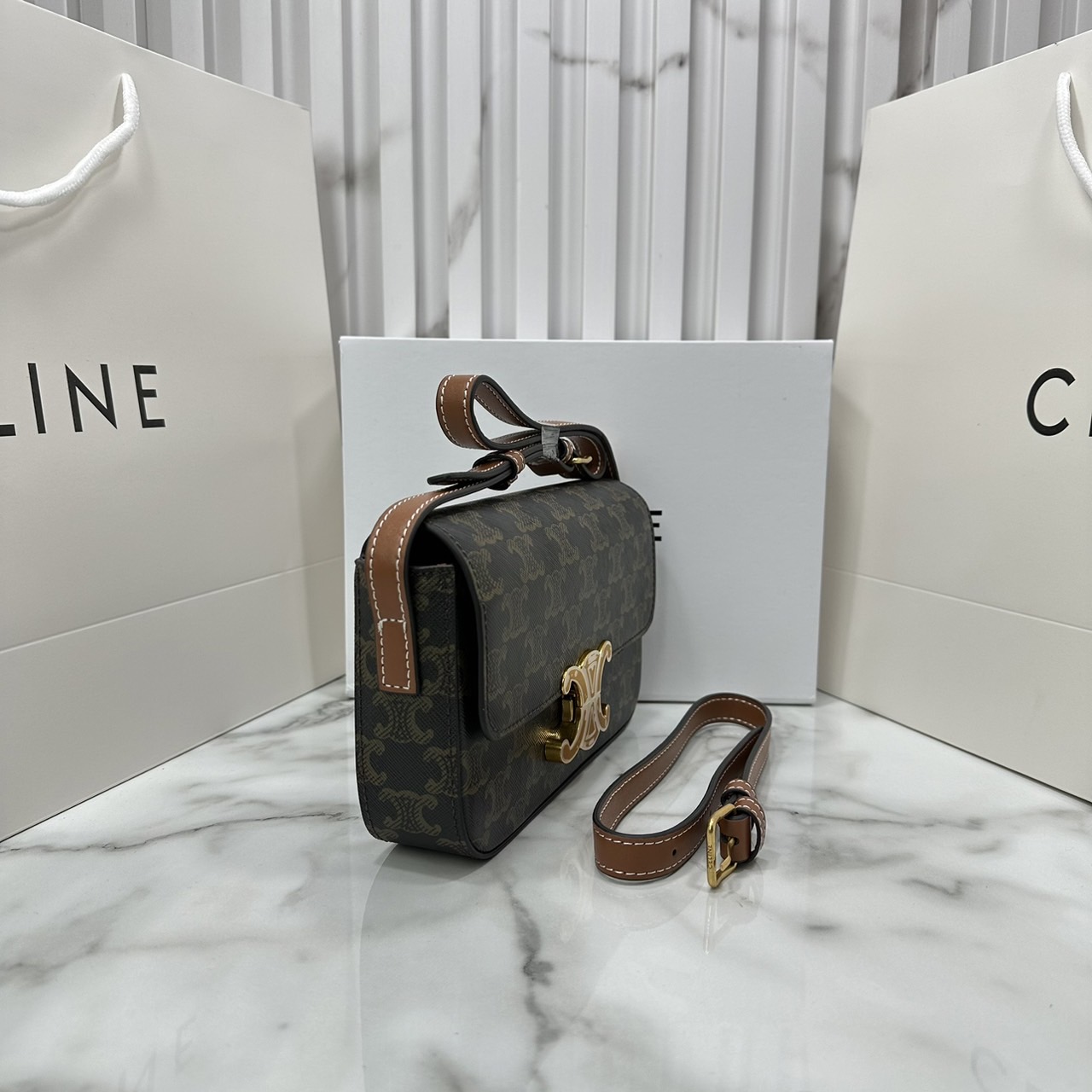 CELINE TRIOMPHE SHOULDER BAG / Celine SHOULDER BAG CLAUDE in shiny กระเป๋าสะพายไหล่ พร้อมสายสะพาย 2 เส้น เกรดออริ 1:1 ใช้งานต่างประเทศได้
