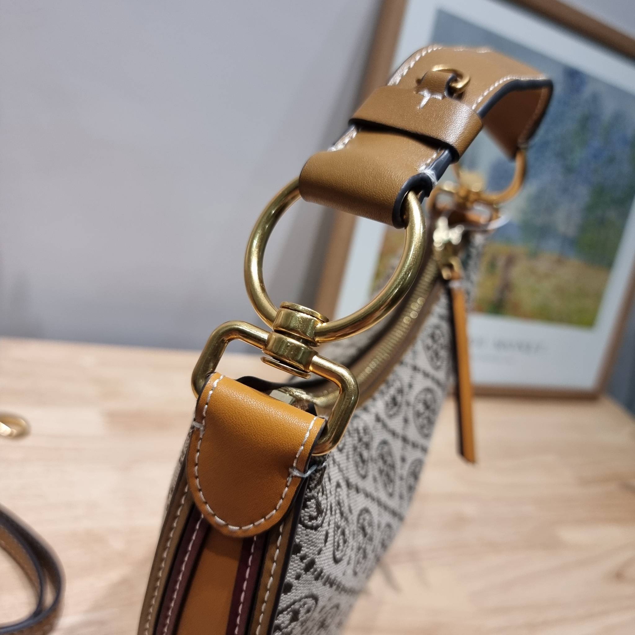 Tory Burch T Monogram Mini Crescent Bag / TORY BURCH T MONOGRAM MINI JACQUARD CRESCENT BAG ร้อนแรงกว่านี้ไม่มีแล้ว กับไอเท็มที่เซเลปรีวิวเยอะมาก!! สาวๆตามหากันไปอีก กระเป๋าทรง half moon ที่ดีไซน์บนผ้า jacquard ลวดลายซิกเนเจอร์ เรียบหรู ผู้ดีมากแม่!