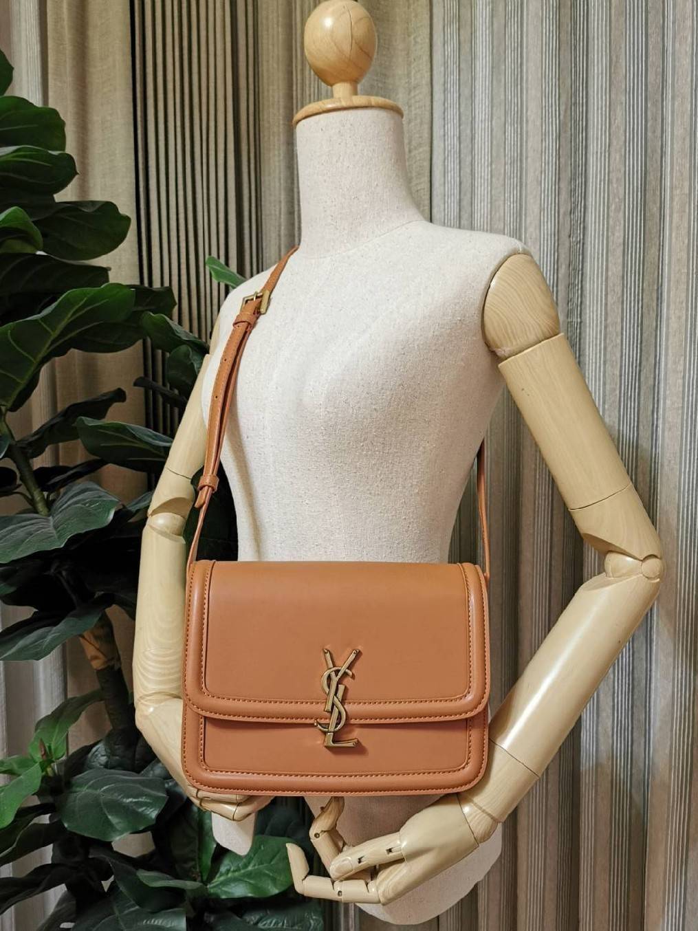 VIP 】YVES SAINT LAURENT BAG VIP GIFT WITH PURCHASE (GWP) Must Have! พร้อมส่งความสวย..items หายาก! พรีเมี่ยมกิ้ฟ Limited จาก YSL DUTY FREE COUNTER วัสดุหนังแท้ Calf skin ทรงสี่เหลี่ยมหนังสวยหรูอยู่ทรงเปิดปิดด้วยฝาปิดโลโก้แบรนด์อะไหล่ทอง ภายในโล่งมีLogo มีช