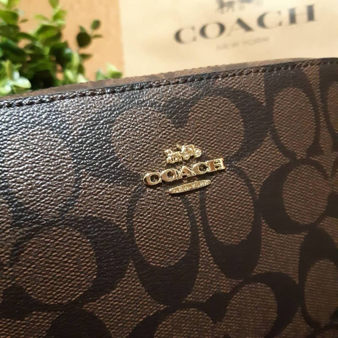 COACH 91677 MINI CAMERA BAG IN SIGNATURE CANVAS ขายดีที่สุด!! กระเป๋าสะพายข้างไซส์มินิ คลาสสิคอยู่ทรง อะไหล่ทองตัดดูหรู วัสดุหนังแคนวาสเคลือบลาย เปิด-ปิดด้วยซิป สายสะพายปรับได้ตามตัว ใบนี้แมทช์ได้ทุกลุค ใช้เป็น everyday bag ได้สบายๆเลยจ้า