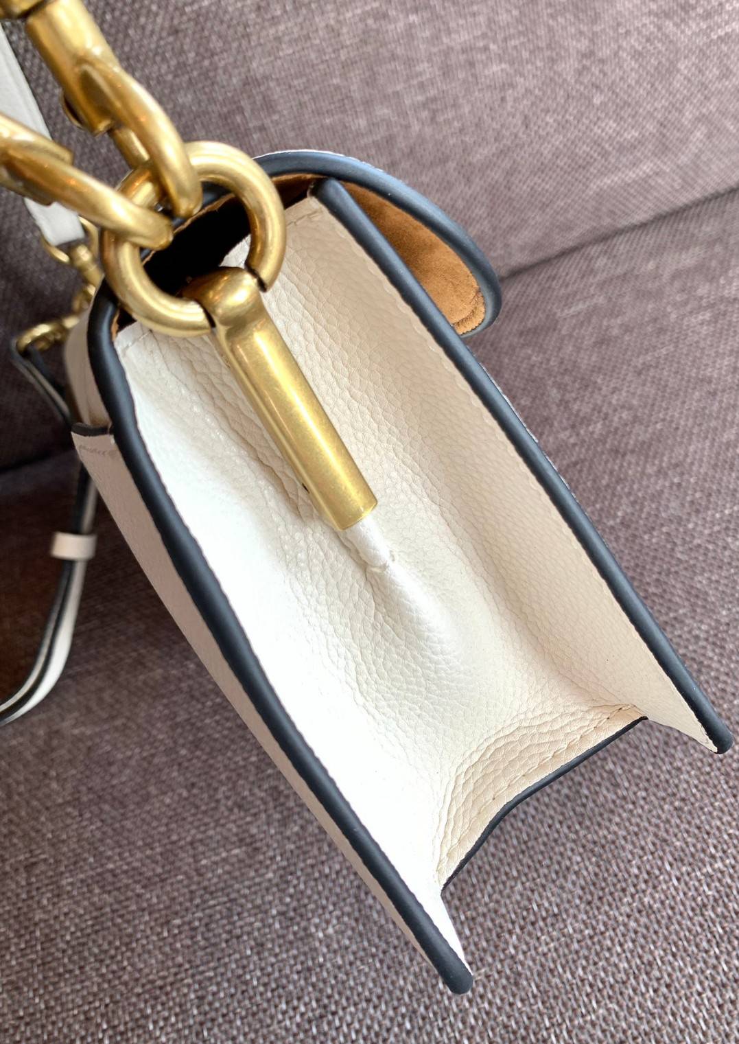 COACH TABBY SHOULDER BAG 26 ((73995)) 📣พร้อมส่งที่ไทยอีกครั้งค่ะ ห้ามพลาด ✔️กระเป๋าหิ้ว//คล้องไหล่//สะพายข้างได้ สุดคุ้ม! หนังแท้อย่างดี ลายหนังสวยนิ่มมือมากค่ะ ✔️ด้านหน้ามีอะไหล่แบรนด์ตัวใหญ่ อะไหล่ทองสวยโดดเด่น ✔️เปิดปิดกระเ