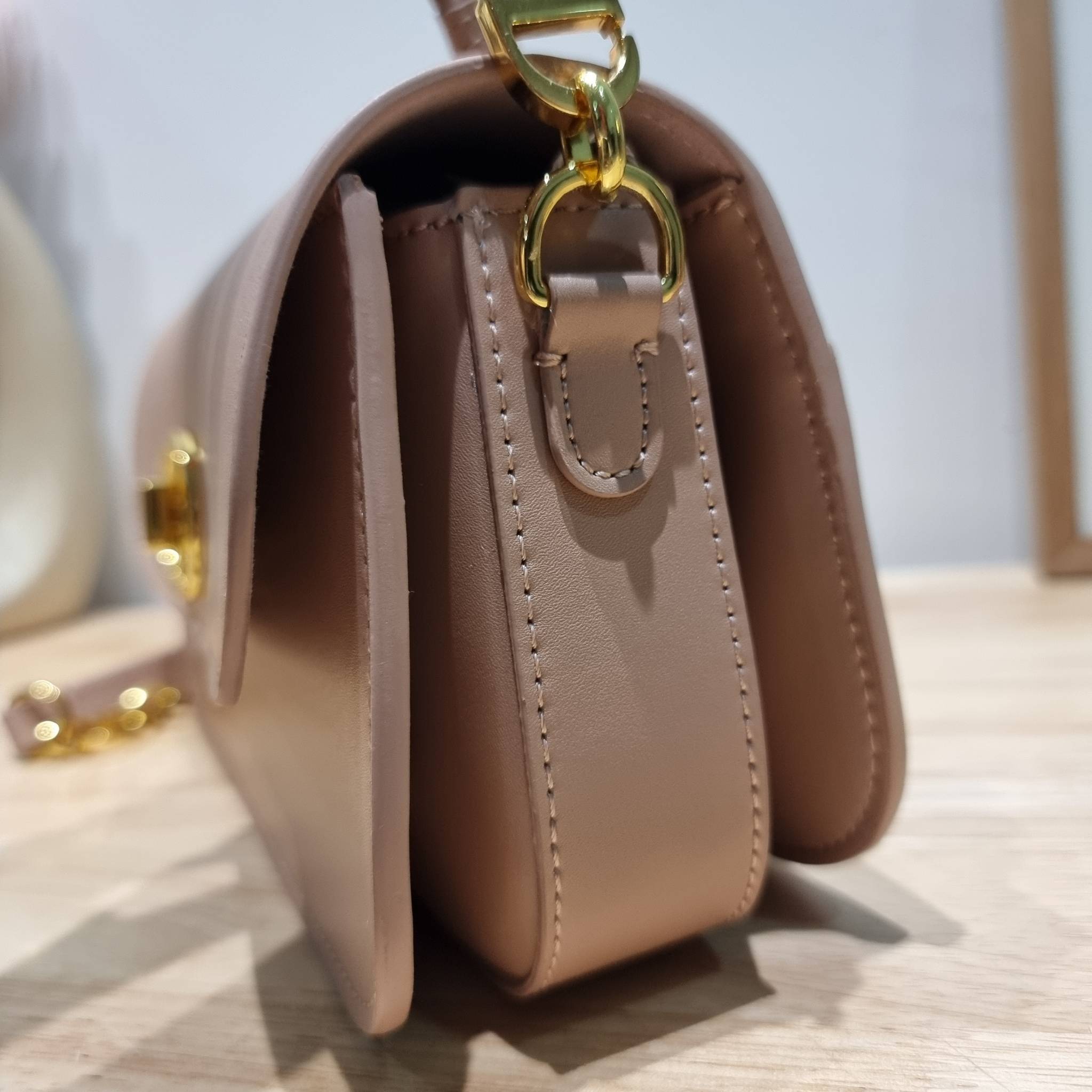 DIOR 30 MONTAIGNE AVENUE BAG สวยหรู ดีเทลแพง ต้องยกให้ไอเท็มนี้เลย กับกระเป๋าสะพายข้าง รุ่นที่ใครเห็นเป็นต้องรัก ดีไซน์เรียบง่าย แต่แฝงความผู้ดี