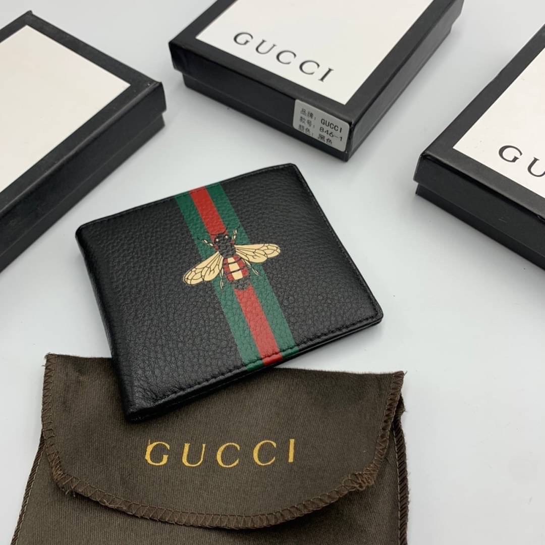หนังแท้ GUCCI Men Short Wallet รุ่นใหม่ล่าสุด!! หนังสวยเริด ดีงามมากค่าาา กระเป๋าสตางค์ใบสั้น ดีไซน์ใหม่ สวยดูหรู ถือใช้กำลังเหมาะมือ ใส่บัตรได้เยอะ ใส่ธนบัตรได้ทุกชนิด มาครบ set พร้อมส่ง!! เป็นไอเท็มที่หนุ่มๆต้องมีจริงๆจ้า 😎😎