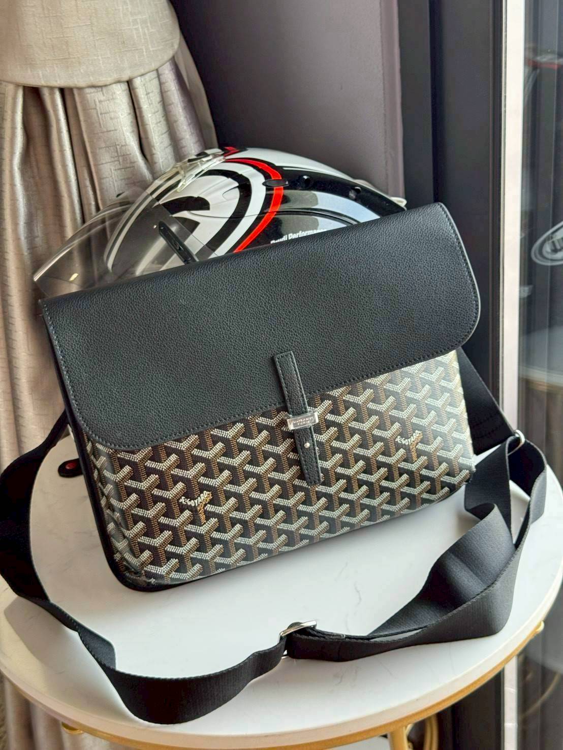 ORI หนังแท้ | Goyard Coursier Messenger bag กระเป๋าทรงแมสเซ็นเจอร์ดีไซน์ใหม่เพรียวบาง น้ําหนักเบากะทัดรัด ภายในมีช่องหลักขนาดใหญ่และกระเป๋า มีช่องด้านหลังสําหรับจัดเก็บสิ่งจําเป็นในชีวิตประจําวัน