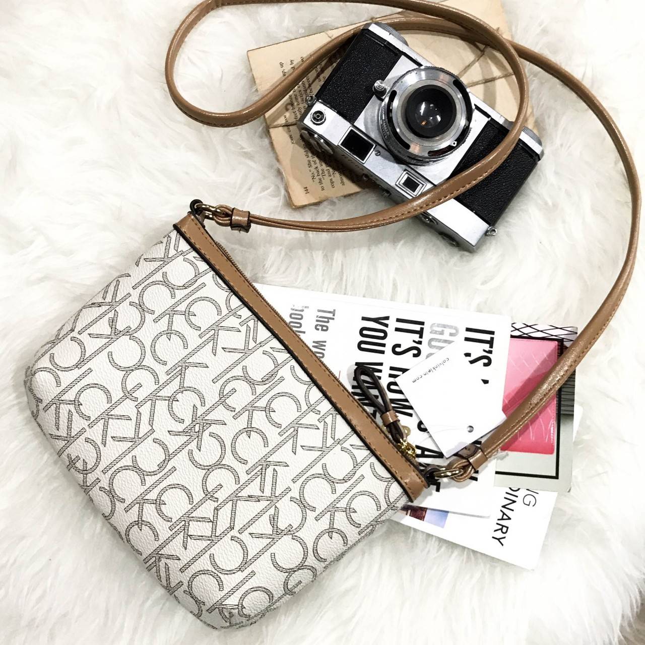 Calvin Klein Cross Body Bag กระเป๋าสะพายรุ่นใหม่ล่าสุดหนังสวย สกรีนลาย Signature แบรนด์รอบใบ ประดับโลโก้แบรนด์ สีทองด้านหน้า เปิดปิดด้วยซิป น้ำหนักเบา ภายใน โล่งกว้าง มีช่องใส่บัตร และช่องซิป ใส่ iphone+ ได้ มาพร้อมสายสะพายยาว ขนาดกำลังน่ารัก สะพายคล่องตั