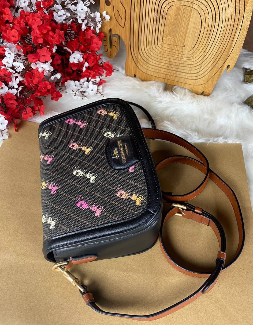 OUTLET 】COACH SADDLE BAG WITH HORSE AND CARRIAGE DOT PRINT (COACH C4059) กระเป๋าสะพายข้าง ลายม้าและรถลาก item ใหม่ที่สาวๆต้องมีนาทีนี้ห้ามพลาด รูปทรงโค้งมน วัสดุ พีวีซี ผ้าใบเคลือบพิมพ์ลายเป็นหนังเรียบ ทนทานและกันคราบสกปรกทั้งสี่ด้านเป็นหนังคุ้มสุดๆ ภายใน