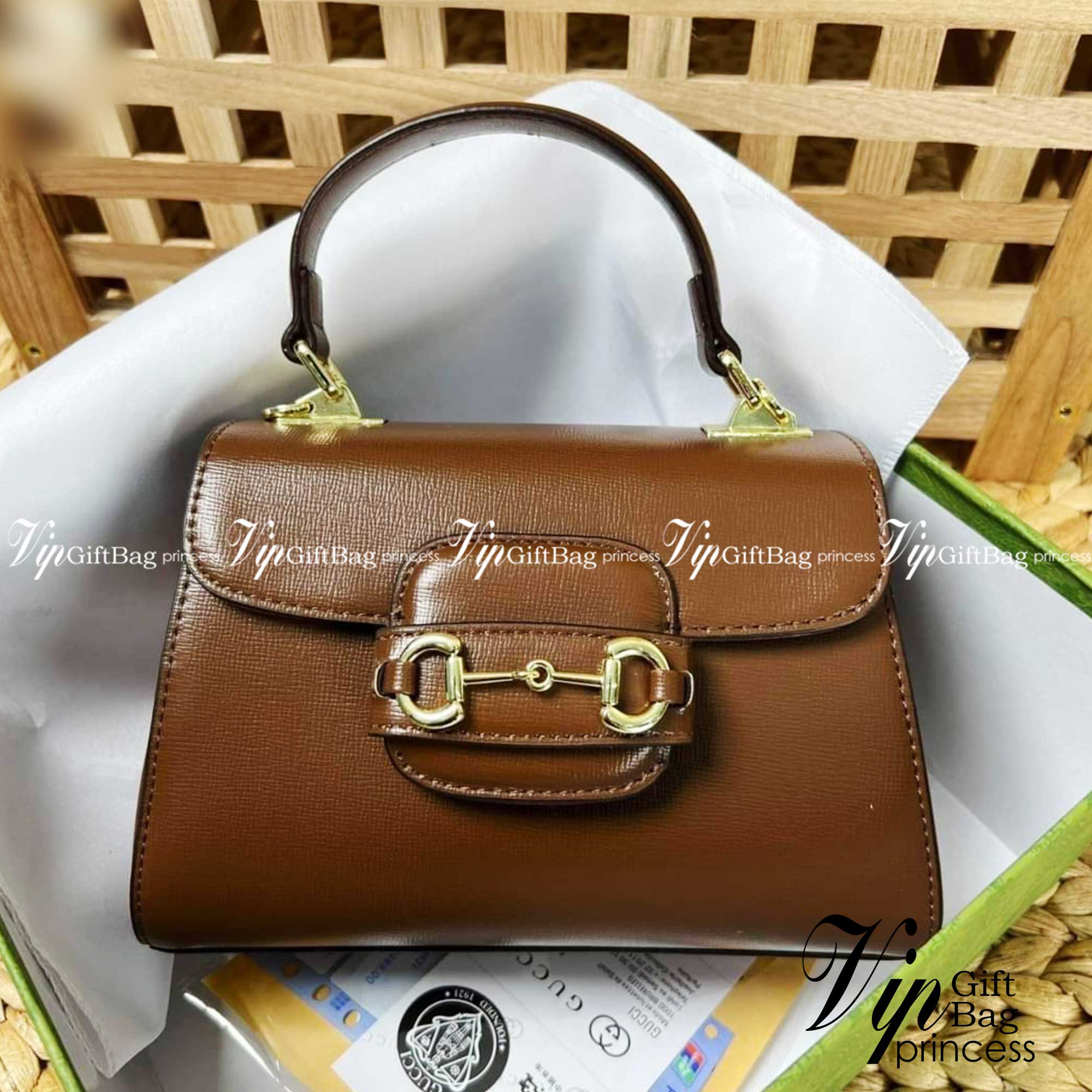 Gucci Horsebit 1955 mini bag / GG VINTAGE CROSSBODY BAG กระเป๋าสะพายข้าง สวยย้อนยุค ดีไซน์วินเทจแฝงความหรู เปิด-ปิดด้วยกระดุมแม่เหล็ก ภายในโล่งกว้าง แบ่งสัดส่วนไว้อย่างดี สายสะพายมีให้ 2 ถึงแบบ สลับใช้ได้ไม่มีเบื่อ แถมยังมีหูจับในตัว เข้าได้กับทุกลุค แมทช