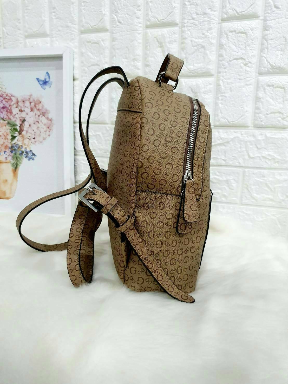 GUESS WOMAN'S BACKPACK กระเป๋าสะพายเป้หนังสวยขนาดกำลังดี สกีนโลโก้รอบใบ น้ำหนักเบา ด้านหน้าประดับโลโก้แบรนด์สามเหลี่ยมโดดเด่น มีลูกเล่นที่ช่องด้านหน้าสามารถถอดออกถือเป็นครัชได้นะคะ ตัวกระเป๋าเปิดปิดด้วยซิปเป็นหลัก ภายในกว้าง บุด้วยผ้าสกีนลายโลโก้แบรน