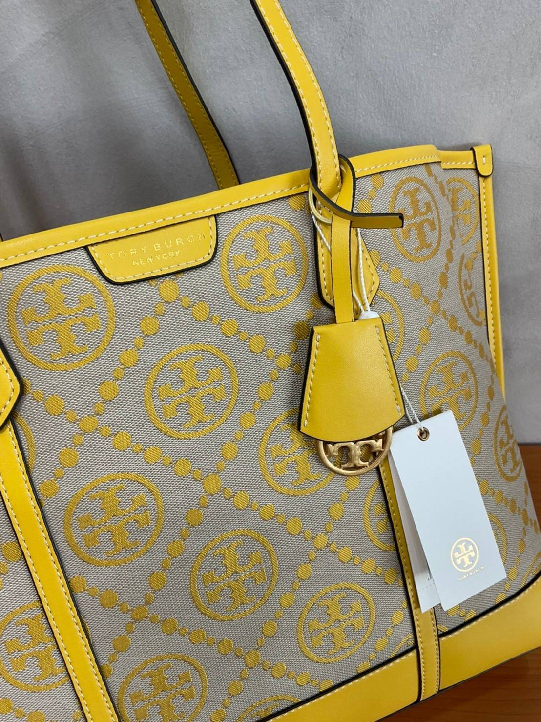 TORY BURCH T MONOGRAM TRIPLE - COMPARTMENT TOTE กระเป๋า/สะพายไหล่ทรง SHOPPING BAG วัสดุผ้าผ้าแคสวาสปักลายสัญลักษณ์แบรนด์ ตั้งอยู่ทรง สวยหรู ดูแพง จุของได้เยอะมาก ภายในแยกเป็น 2 ช่องหลัก 1 ช่องซิปตรงกลาง แบ่งเป็นสัดส่วนใช้งาน