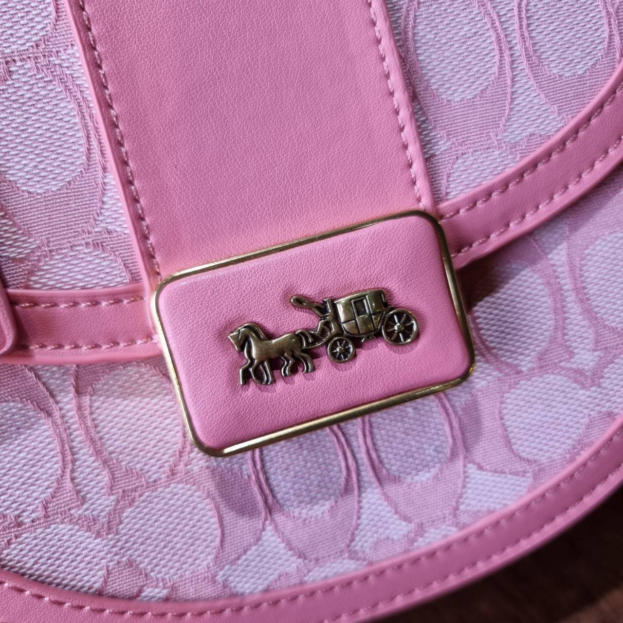 COACH ALIE SADDLE BAG JACQUARD IN SIGNATURE ((C4694//C3464)) พร้อมส่งที่ไทย รุ่นใหม่ล่าสุดค่ะ! กระเป๋าสะพายข้าง//ครอสบอดี้ร์//หรือทบสายคู่สะพายไหล่ได้ค่ะ วัสดุJacquard+หนังแท้ ได้สวยงามลงตัวมากๆ เปิดปิดกระเป๋าแบบกดล็อค มีอะไหล่โลโก้แบรนด์โดดเด่นปนคลาสสิค