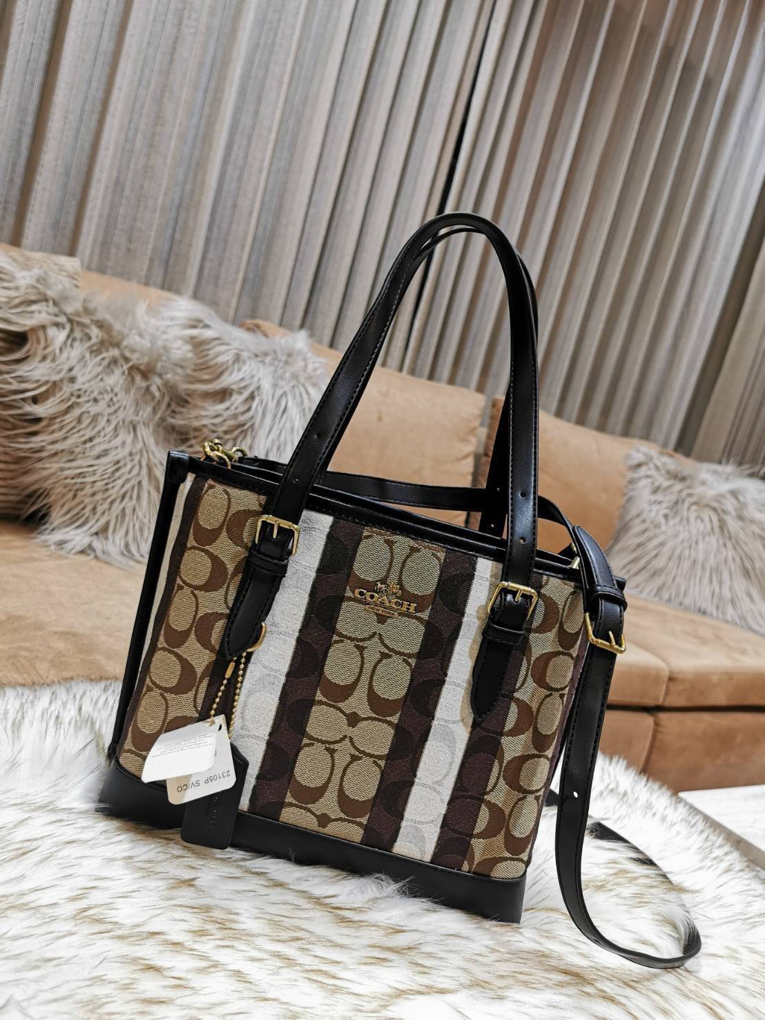 Coach Mollie Tote 25 In Signature Jacquard With Stripes กระเป๋าสะพายใหม่ล่าสุดจาก Coach Factory วัสดุ Canvas & Calfskin ดีไซน์ Casual เทคเจอร์สวยอยู่ทรงด้านหน้าประดับโลโก้แบรนด์ ภายในมีช่องแบ่งแยกเป็นสัดส่วน มีช่องซิปกลาง ใส่มือถือ กระเป๋าสตางค์ยาว ของใช้
