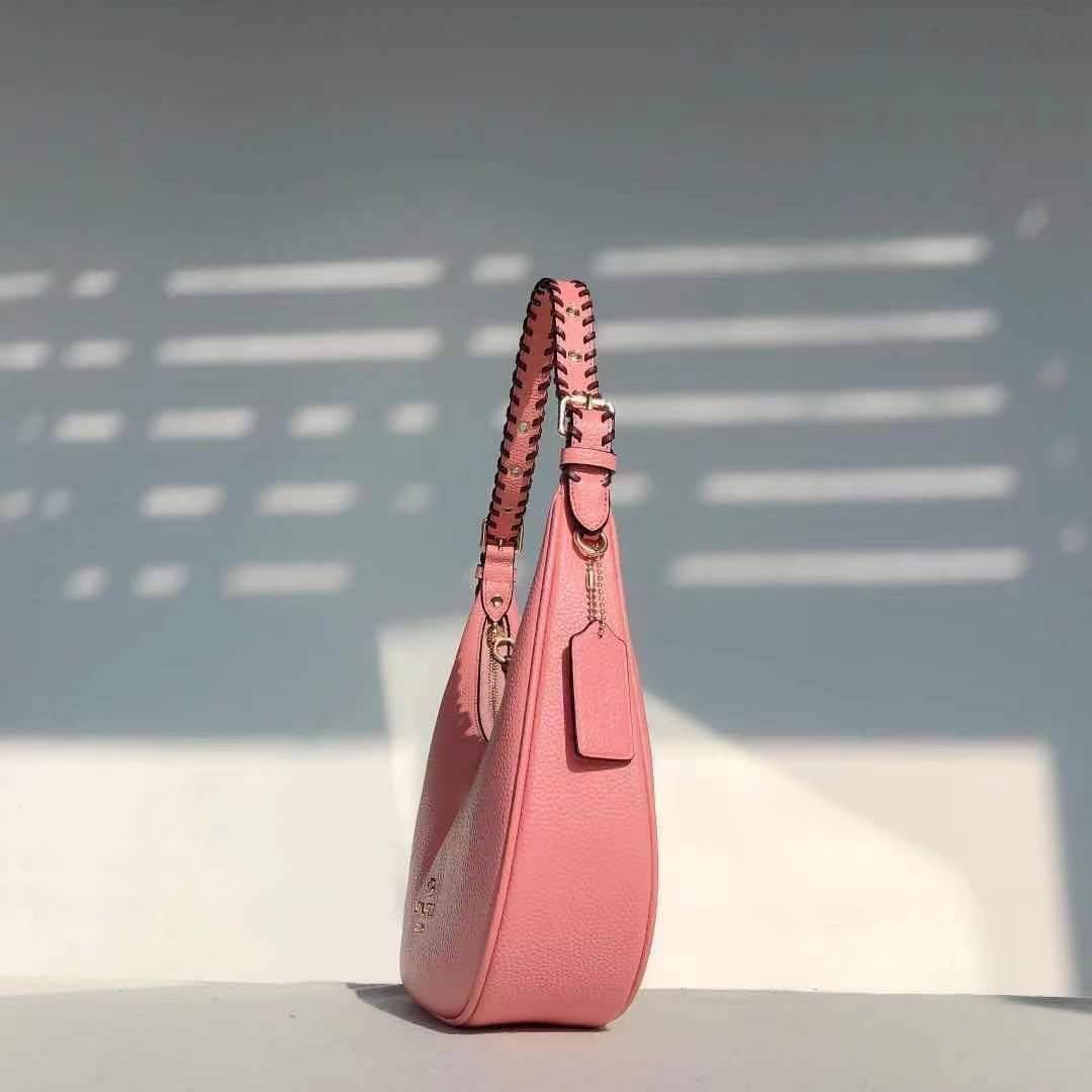 COACH BAILEY HOBO WITH WHIPSTITCH ((C4108//C1322)) พร้อมส่งที่ไทย!! สวยจริงไม่จกตาแน่นอนค่าา กระเป๋าทรงโค้ง ใช้แบบหิ้วหรือคล้องไหล่ก็ดูดี ใช้วัสดุหนังแท้ชั้นดี หนังสวยมากๆค่ะ ด้านหน้าใช้อะไหล่แบรนด์ตัวใหญ่ หรู ดูสะดุดตามีเดียว