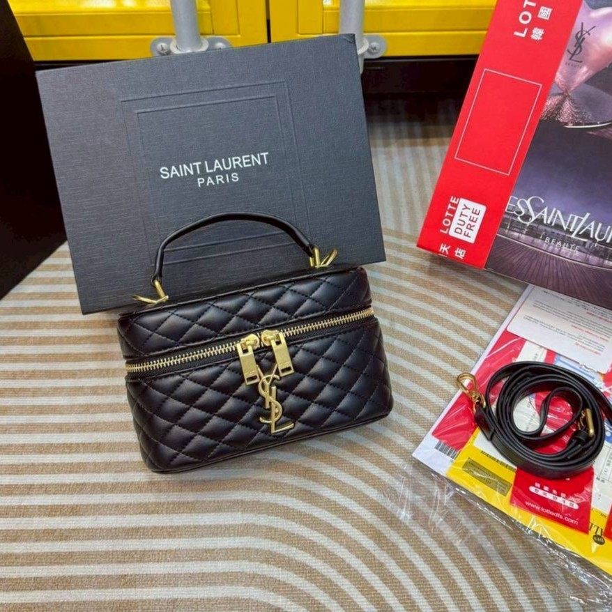 YSL gaby vanity bag กระเป๋าถือ/สะพาย ใส่เครื่องสำอางค์ ทรงกล่องสวย ที่สามารถใช้เป็น everyday bag สะพายได้ทุกวัน พลาดไม่ได้เลยกับคอลสุดหรู