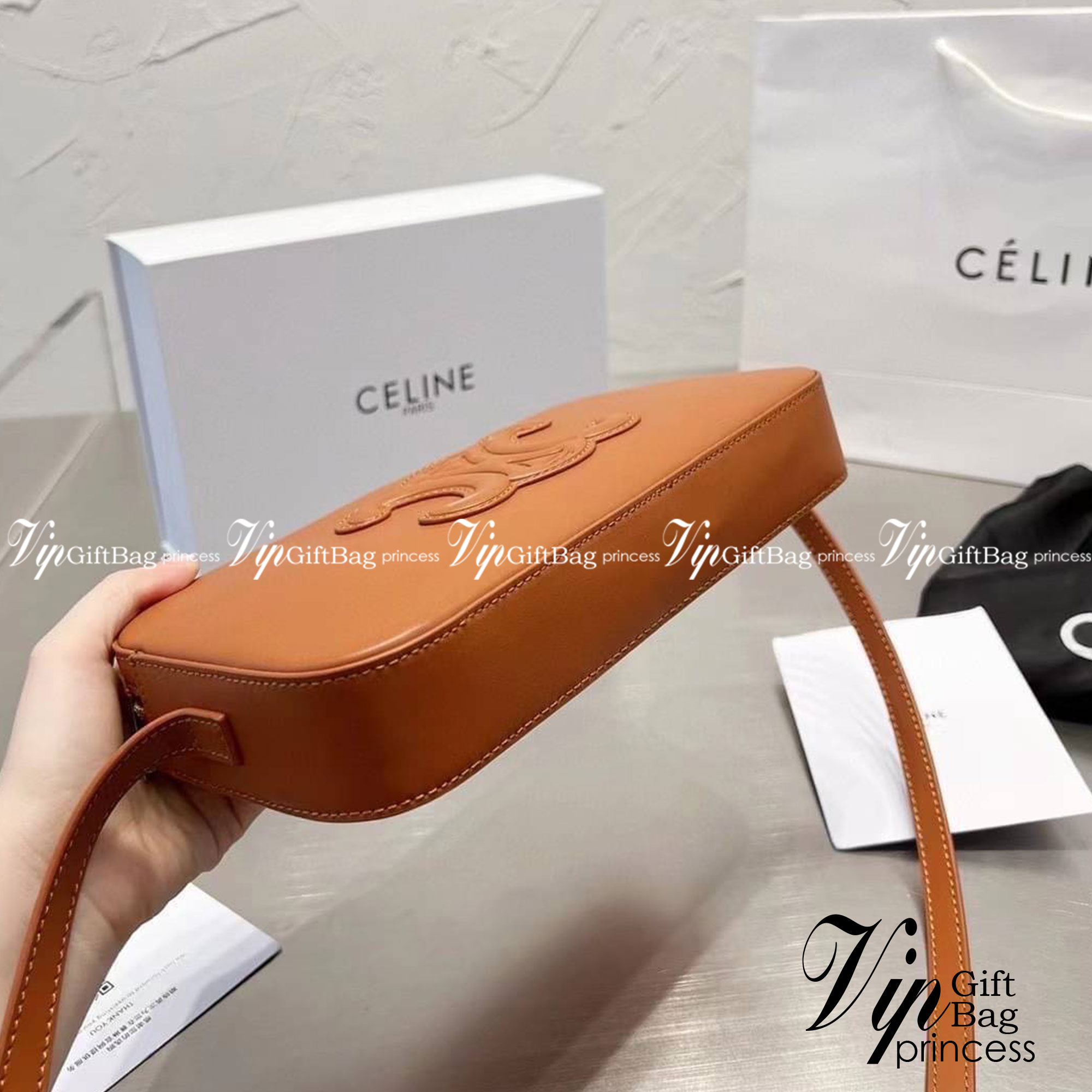 CELINE Cuir Triomphe Camera Bag / CELINE CAMERA SHOULDER BAG CUIR TRIOMPHE in smooth calfskin กระเป๋าสะพายเซลีนทรงมินิมอล ทรงสี่เหลี่ยมผืนผ้าที่อัดแน่นไปด้วยกลิ่นอายความคลาสสิกตามแบบฉบับแบรนด์ เพิ่มความหรูหราและโดดเด่นด้วยการตกแต่งด้วยโลโก้เด่นชัดด้านหน้า