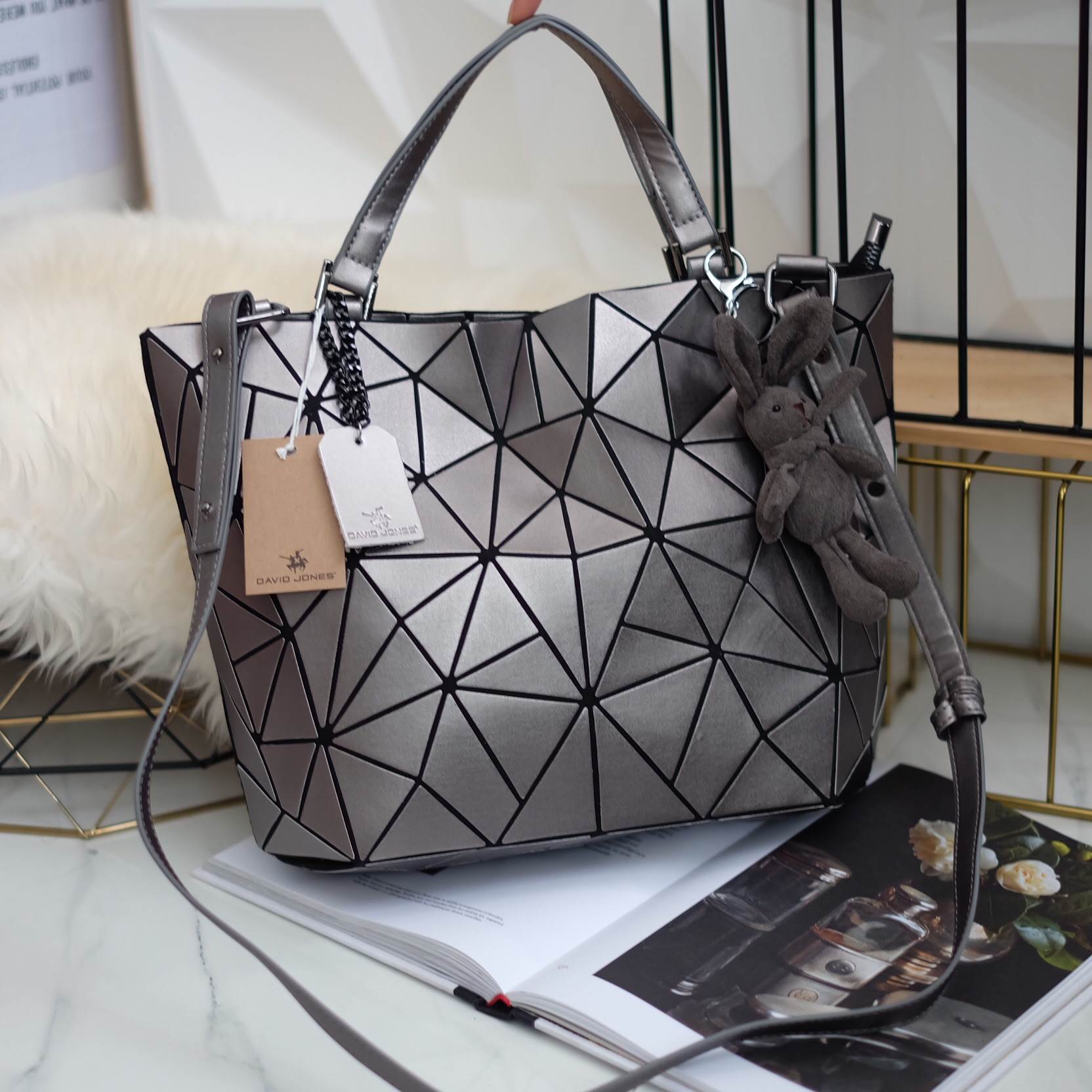 🎄New Collection 2 สีมาใหม่ รุ่นขายดีมาก !!! ลาย Limited edition หายาก 👍ปรับทรงได้ 2 แบบ น่ารักมาก มาพร้อมกระต่ายเข้า set เลิศคะ กระเป๋า จากแบรนด์ David Jones กระเป๋าสะพายข้างดีไซน์เกร๋มาก สีสวยหรูมาก ขนาดกะลังดีเลย น้ำหนังเบามากคะ ภายในมีช