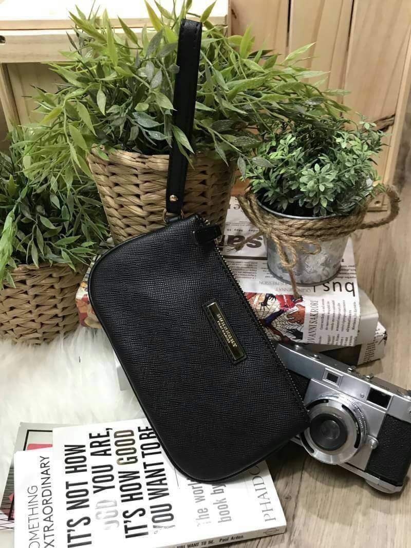 BURBERRY FRAGRANCES SIMPLE PURSE WRISTLET Gift With Purchase Limited Edition พรีเมี่ยมกิ๊ฟจากเคาน์เตอร์น้ำหอม BURBERRY FRAGRANCES วัสดุหนัง Saffiano สีดำประดับโลโก้แบรนด์สีทอง มีสายคล้องมือ เปิดปิดด้วยซิป ภายในมีโลโก้ สามารถใส่มือถือได้ทุกรุ่น ใส่แบงก์พัน