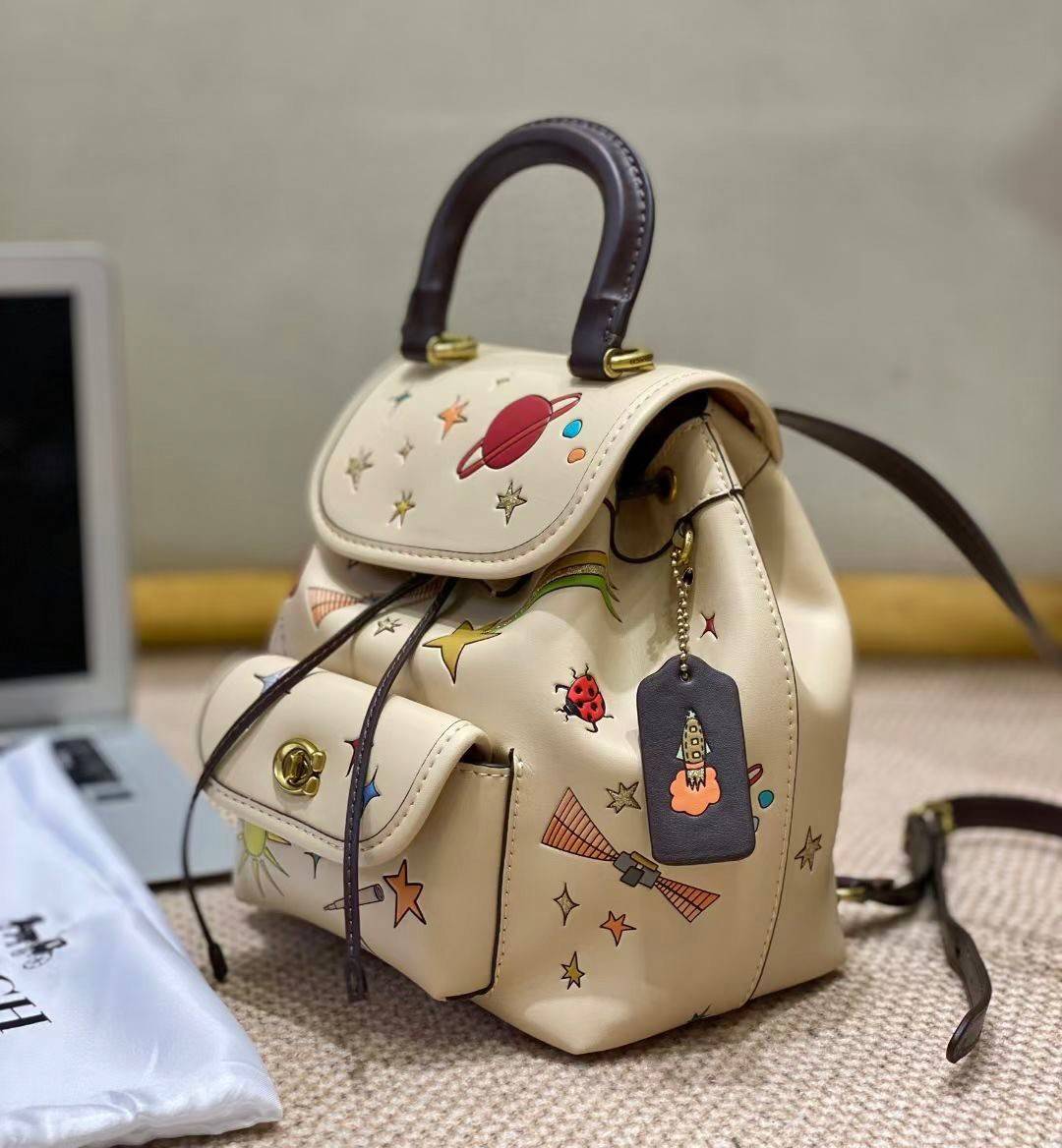COACH X Observed By Us Riya Backpack 21 In Colorblock CK400 พร้อมส่งที่ไทยก่อนใคร กระเป๋าวสะพายหลังแบบมีหูหิ้ว หนังแท้อย่างดี หนังนิ่มละมุนมือมากค่ะ ไม่แข็งทื่อๆนะคะ!