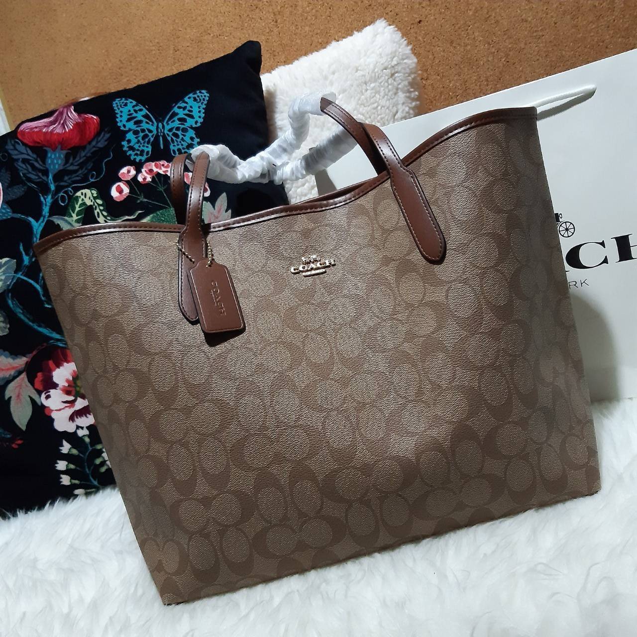 ของแท้ 💯% COACH C5696 CITY TOTE IN SIGNATURE CANVAS กระเป๋าถือทรงโท้ทใบใหญ่ ใส่ของได้ของครบครัน รุ่นใหม่ล่าสุด!! ⭐️⭐️ ขายดีทุกไซส์ ทุกสีจริงๆรุ่นนี้ ✔️✔️ สะพายคล้องไหล่ได้เก๋ๆ วัสดุหนังแคนวาสคุณภาพดี