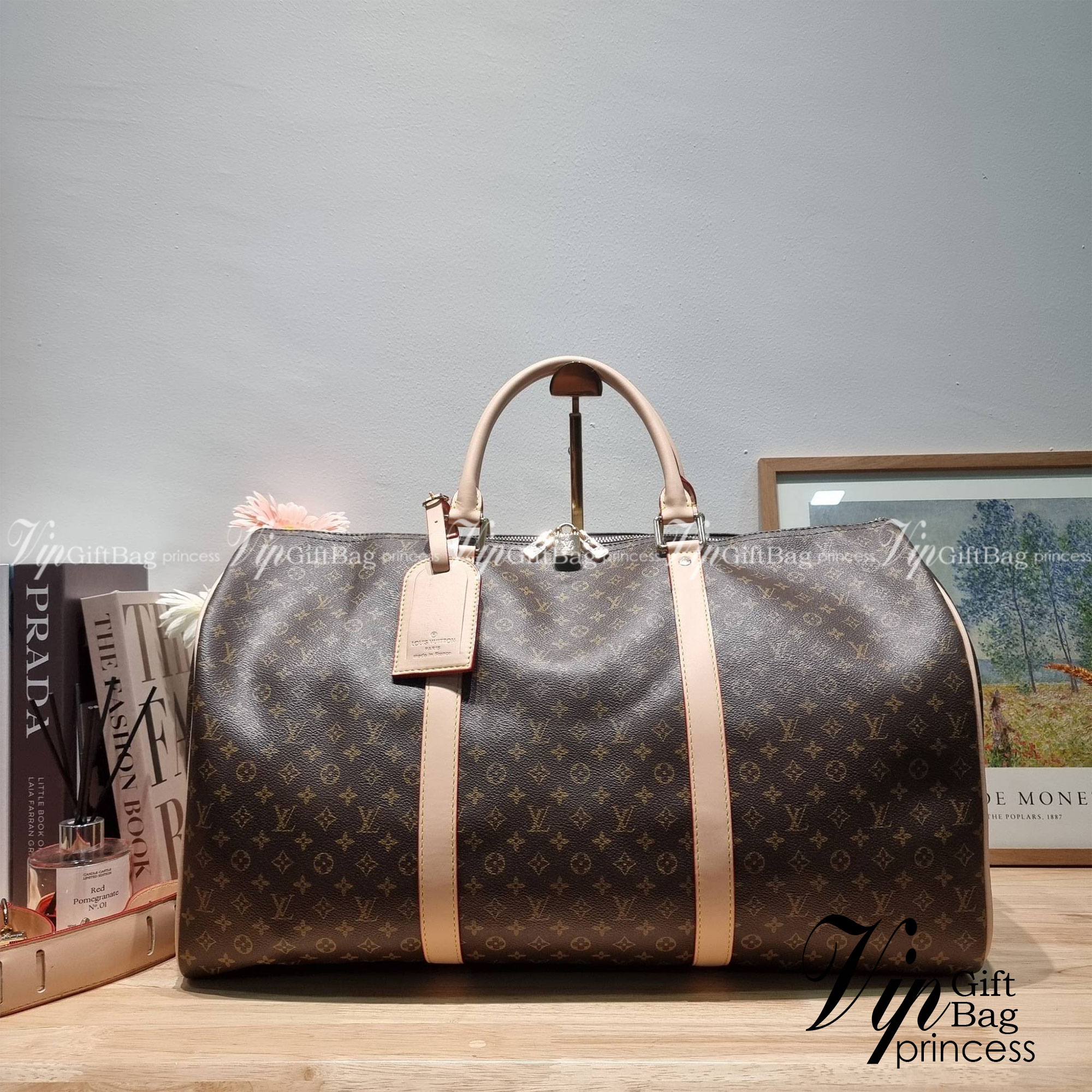 LV KEEPALL BANDOULIERE กระเป๋าเดินทางสุดคลาสสิค ทึ่ใครๆก็เฝ้ารอ ไอเท็มที่จะทำให้การเดินทางไม่ธรรมดาอีกต่อไป ด้วยดีเทลความเป็นเอกลักษณ์ เรียบแต่หรู วัสดุหนังแคนวาสคุณภาพดี ลวดลายโมโนแกรม เปิด-ปิดด้วยซิปแน่นหนา มีกุญแจล็อคได้ มีสายสะพายครอสให้ ภายในโล่งกว้า