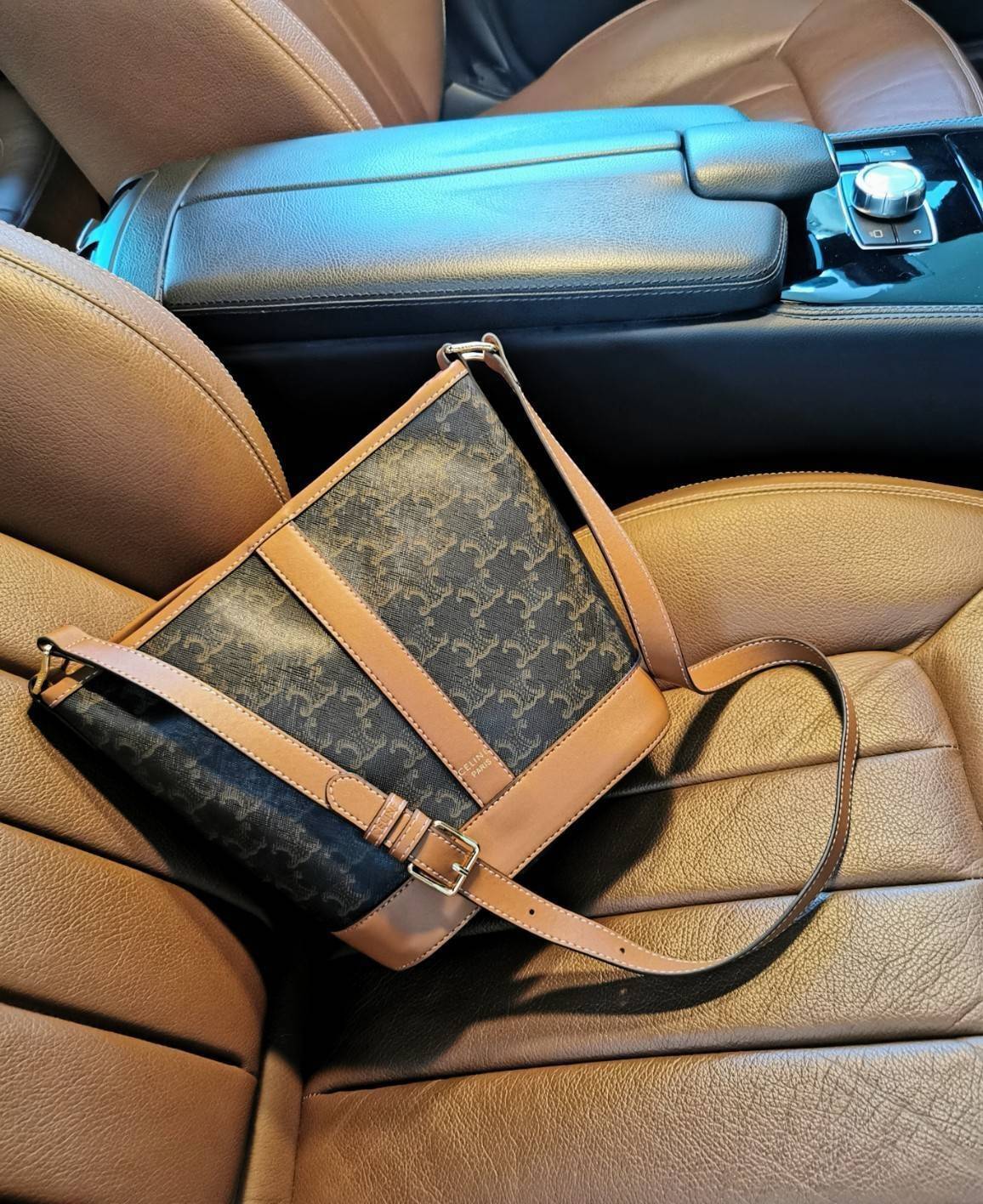 CELINE BUCKET BAG VIP GIFT WITH PURCHASE (GWP) พรีเมี่ยมกิ๊ฟ Limited Edition จาก CELINE HAUTEPARFUME DUTYFREE COUNTER วัสดุ TRIOMPHE CANVAS ดีไซน์สวยคลาสสิคไม่มีเอ้าท์เปิดปิดด้วยกระดุมภายในโล่งกว้างและจุมากสามารถใส่กระเป๋าสตางค์ กล้อง มือถือ ของใช้ได้เยอะ